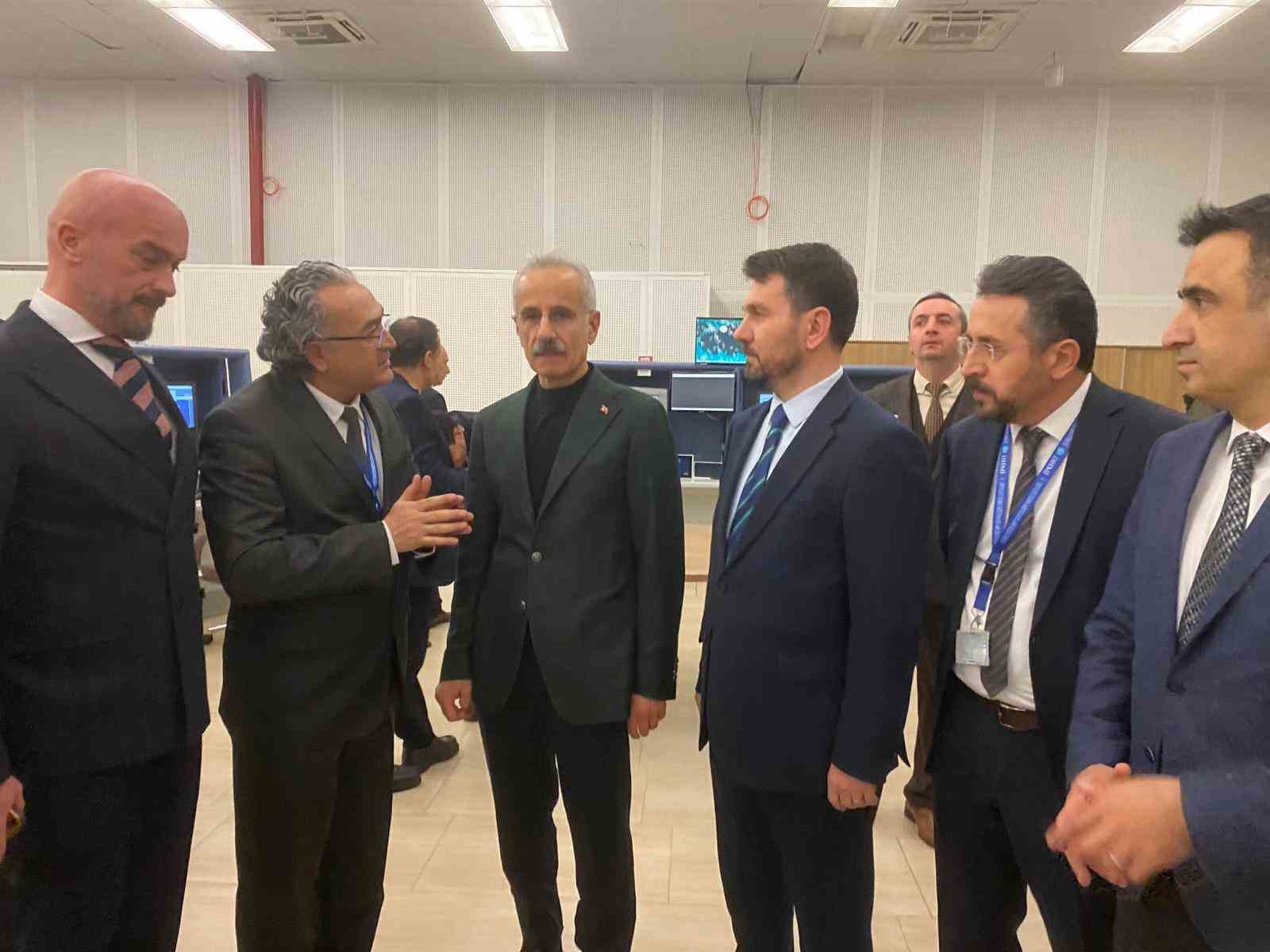 Bakan Uraloğlu: "2025 yılında üst üste 6 kez toplam trafik, 8 kez transit uçuş rekoru kırdık"
