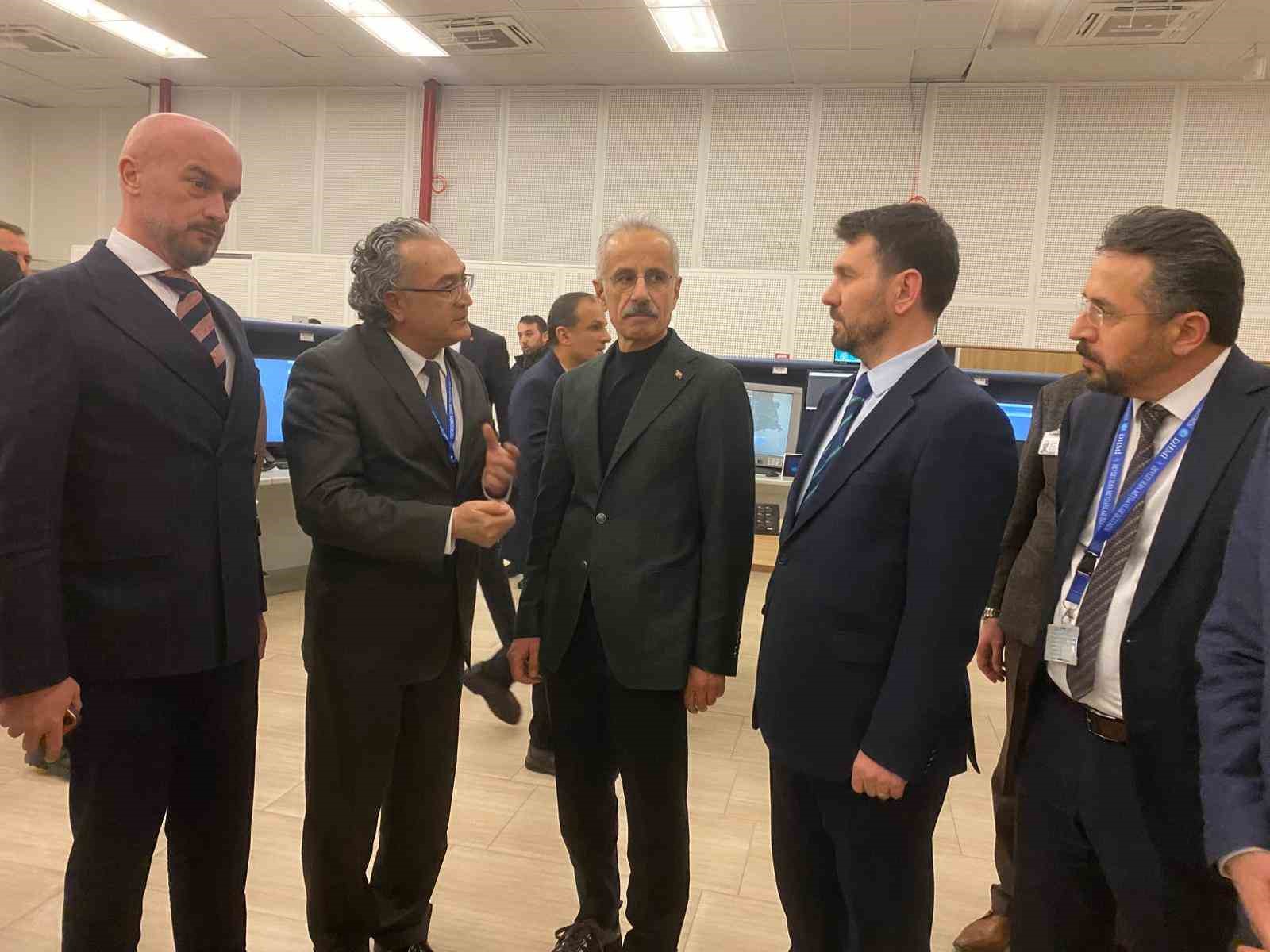 Bakan Uraloğlu: "2025 yılında üst üste 6 kez toplam trafik, 8 kez transit uçuş rekoru kırdık"
