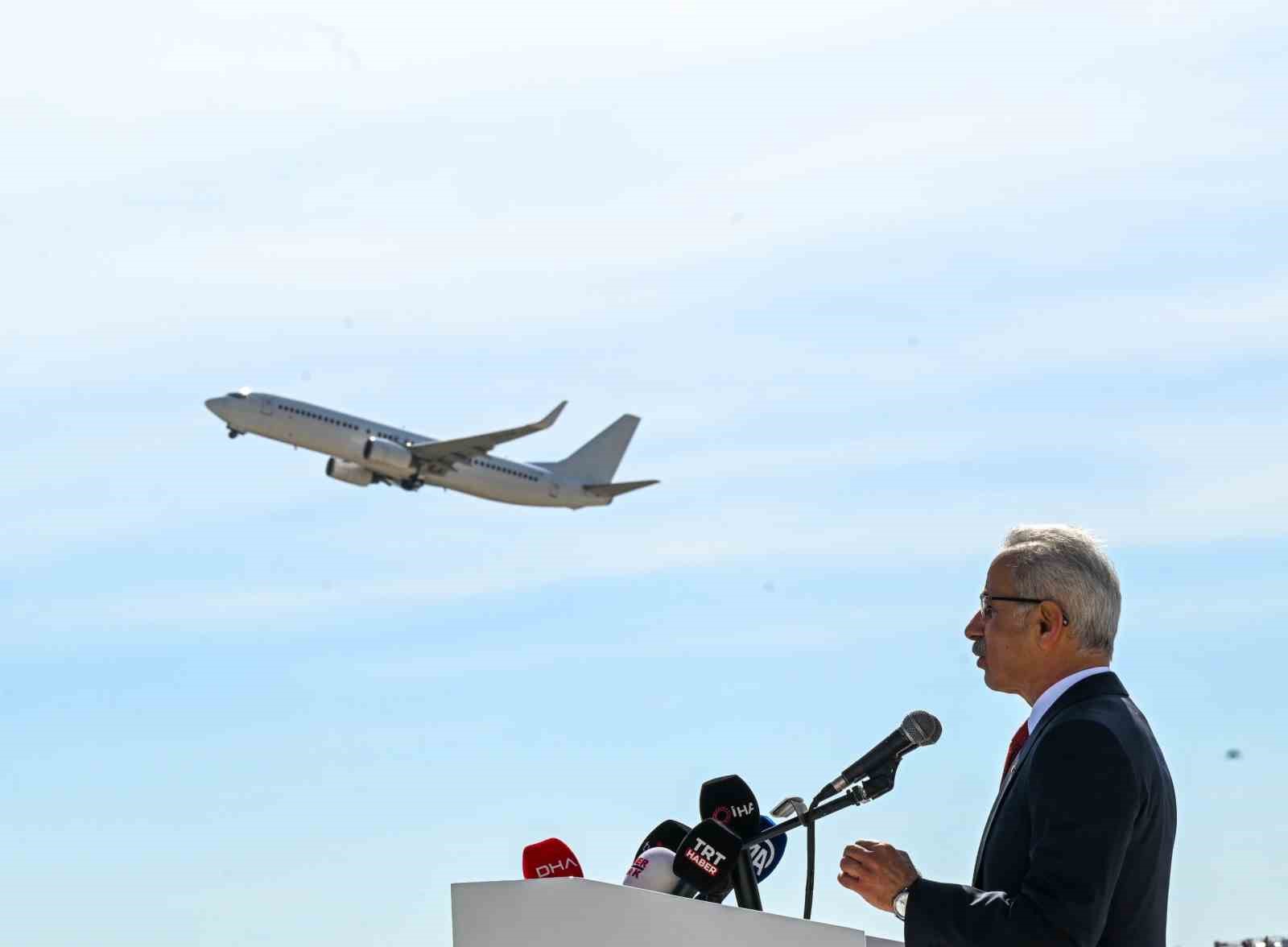 Bakan Uraloğlu: "4 Ocak’ta 2 bin 177 transit uçuşla Türk hava sahasında tüm zamanların en yüksek günlük transit uçuş sayısına ulaştık"
Bakan Uraloğlu: "4 Ocak’ta 2 bin 177 transit uçuşla Türk hava sahasında tüm zamanların en yüksek günlük transit uçuş sayısına ulaştık"