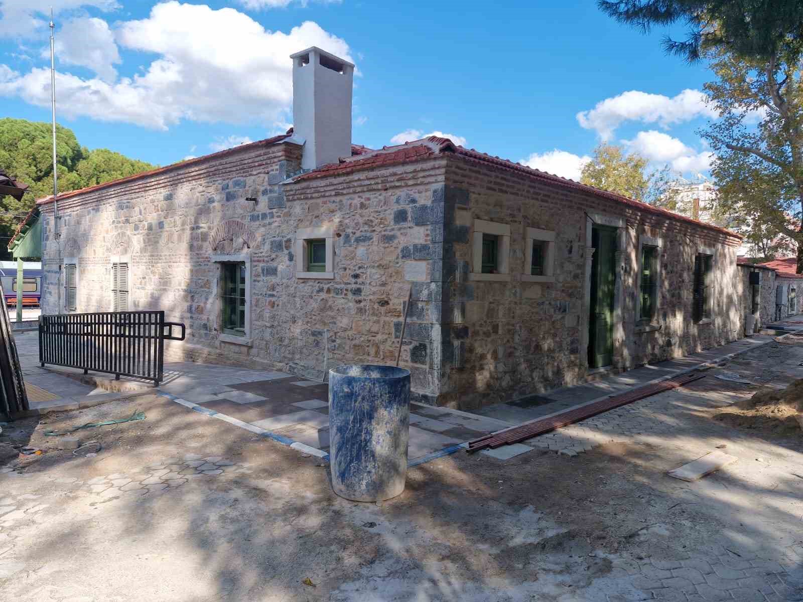 Bakan Uraloğlu: "60 Gar ve istasyonumuzu hem tarihi kimliğini koruyarak hem de modern ihtiyaçlara uygun hale getirerek yeniledik"
Bakan Uraloğlu: "60 Gar ve istasyonumuzu hem tarihi kimliğini koruyarak hem de modern ihtiyaçlara uygun hale getirerek yeniledik"