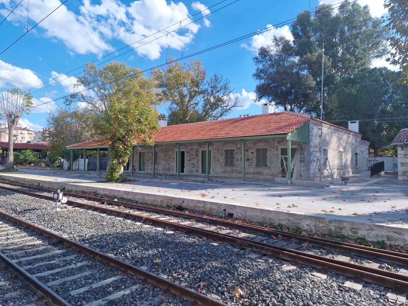 Bakan Uraloğlu: "60 Gar ve istasyonumuzu hem tarihi kimliğini koruyarak hem de modern ihtiyaçlara uygun hale getirerek yeniledik"
Bakan Uraloğlu: "60 Gar ve istasyonumuzu hem tarihi kimliğini koruyarak hem de modern ihtiyaçlara uygun hale getirerek yeniledik"