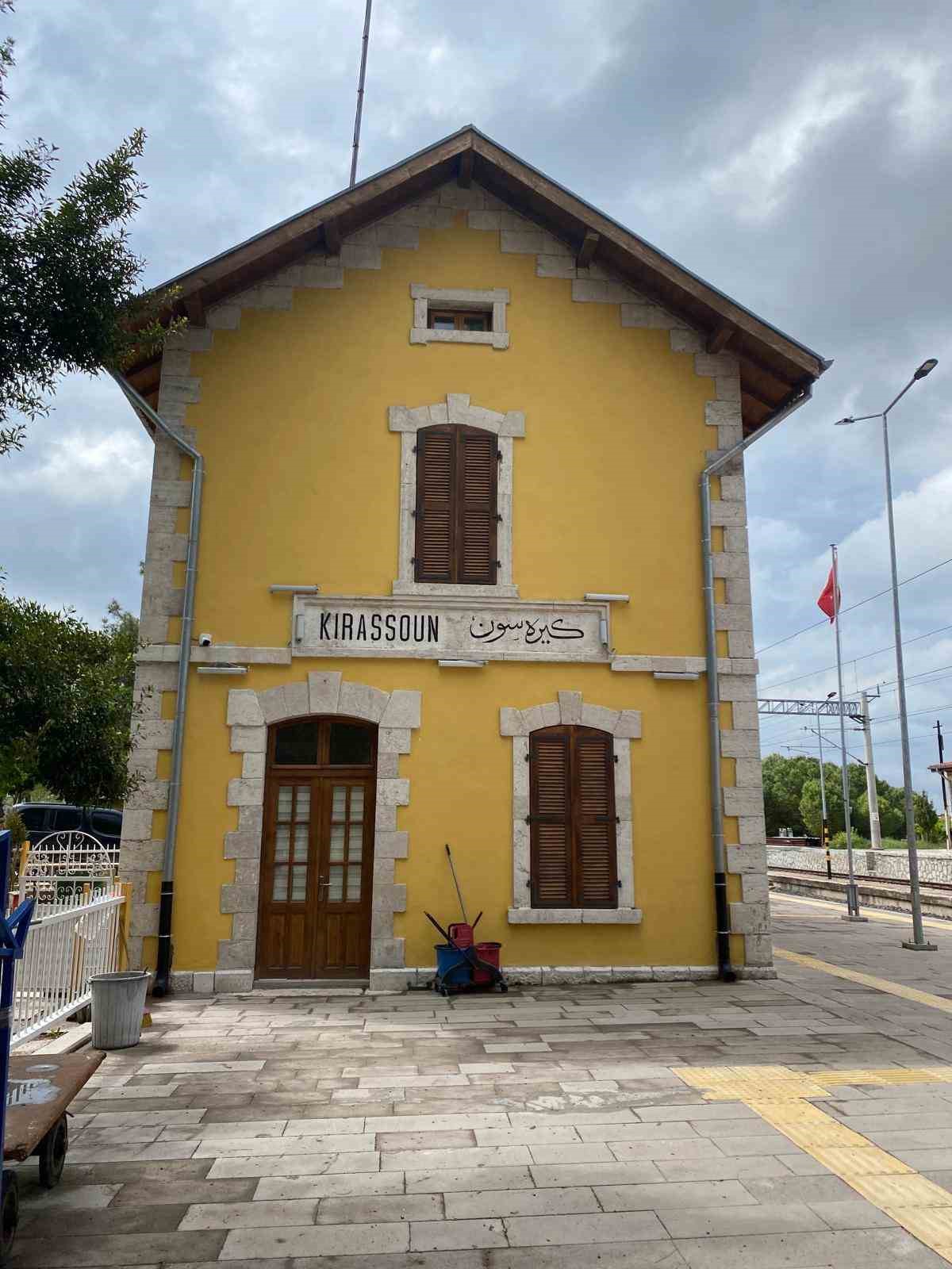 Bakan Uraloğlu: "60 Gar ve istasyonumuzu hem tarihi kimliğini koruyarak hem de modern ihtiyaçlara uygun hale getirerek yeniledik"
Bakan Uraloğlu: "60 Gar ve istasyonumuzu hem tarihi kimliğini koruyarak hem de modern ihtiyaçlara uygun hale getirerek yeniledik"