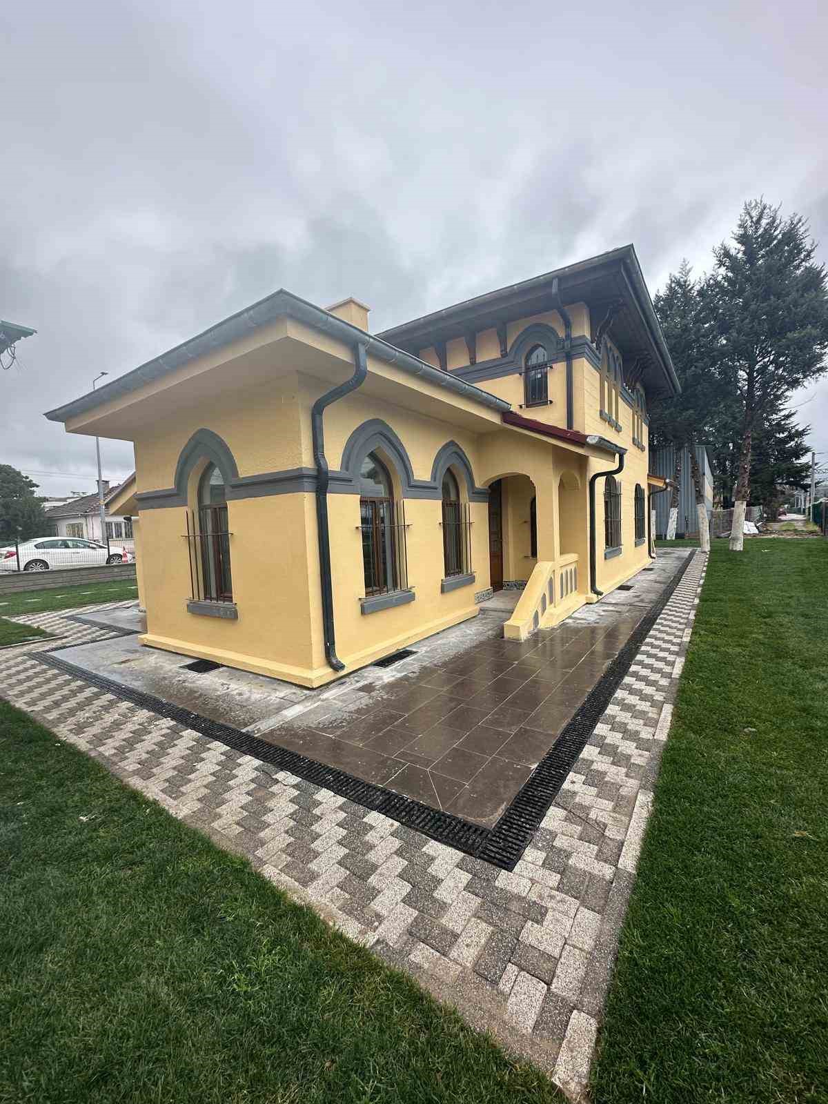 Bakan Uraloğlu: "60 Gar ve istasyonumuzu hem tarihi kimliğini koruyarak hem de modern ihtiyaçlara uygun hale getirerek yeniledik"
Bakan Uraloğlu: "60 Gar ve istasyonumuzu hem tarihi kimliğini koruyarak hem de modern ihtiyaçlara uygun hale getirerek yeniledik"