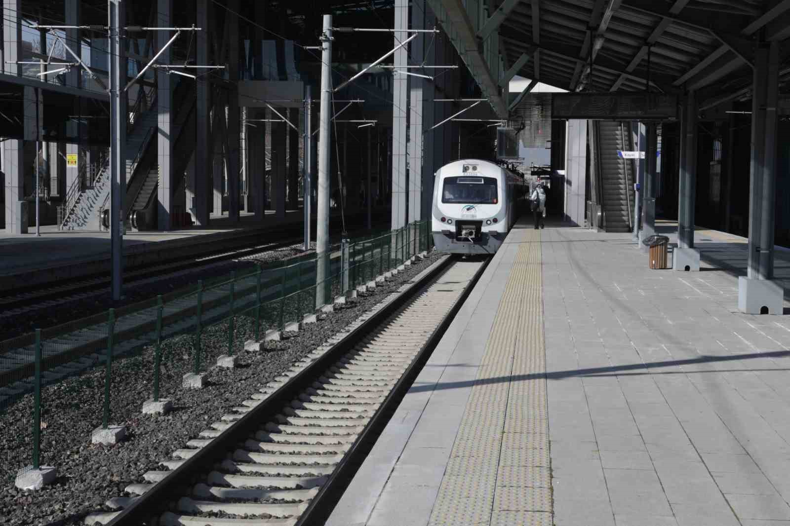 Bakan Uraloğlu: "8 yılda Başkentray ile 140.3 milyon yolcu taşıdık"
Bakan Uraloğlu: "8 yılda Başkentray ile 140.3 milyon yolcu taşıdık"