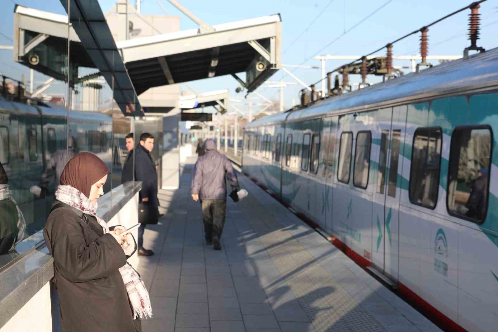 Bakan Uraloğlu: "8 yılda Başkentray ile 140.3 milyon yolcu taşıdık"
Bakan Uraloğlu: "8 yılda Başkentray ile 140.3 milyon yolcu taşıdık"