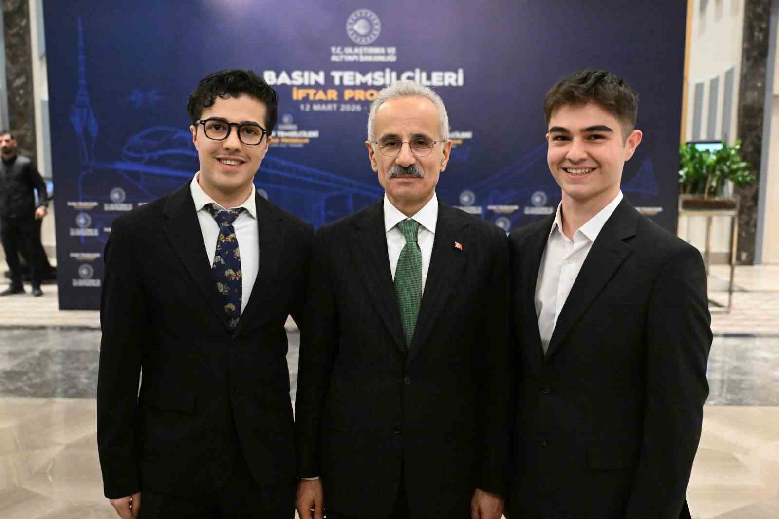 Bakan Uraloğlu: "800 tane geminin hala Hürmüz Boğazı’nda olduğunu söyleyebilirim"
Bakan Uraloğlu: "800 tane geminin hala Hürmüz Boğazı’nda olduğunu söyleyebilirim"