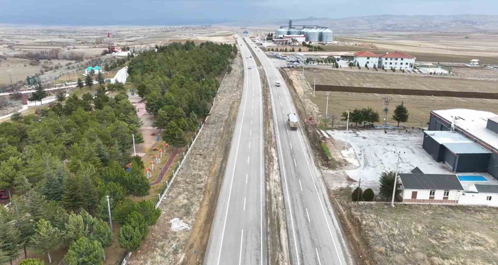 Bakan Uraloğlu: "Aksaray-Ortaköy-6. Bölge Hududu yolunun en önemli etaplarından biri olan Ortaköy Çevre Yolu’nu tamamladık, yarın hizmete açılıyor"
