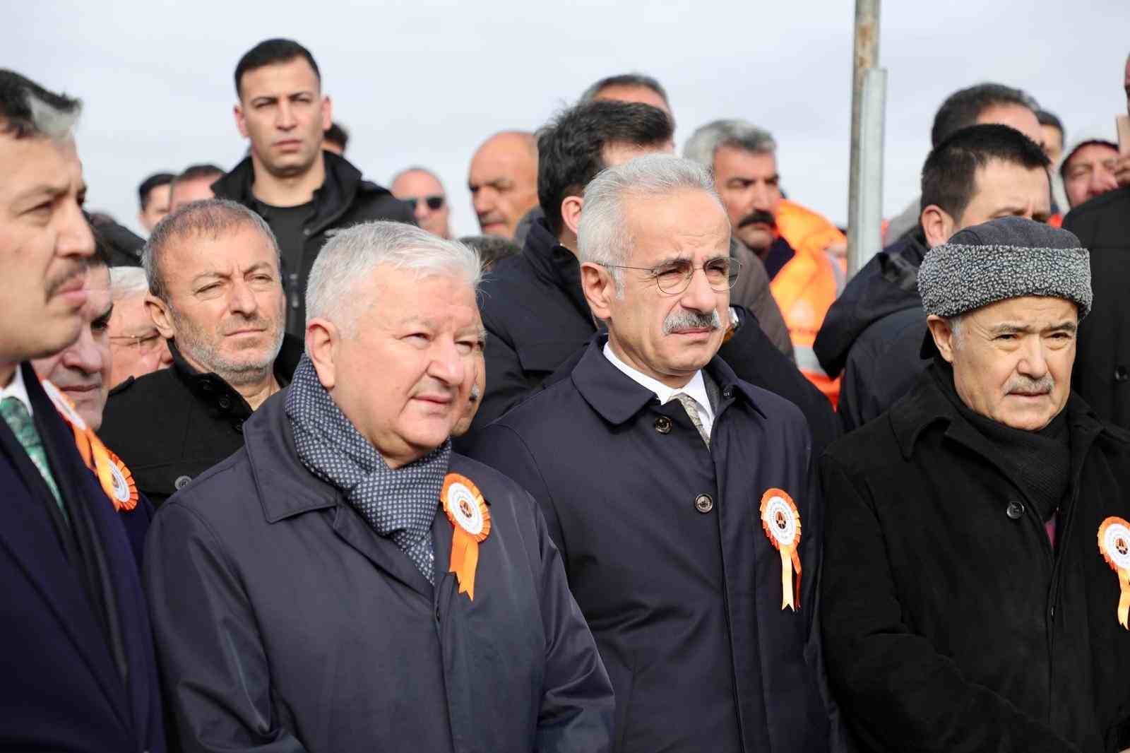 Bakan Uraloğlu: "Bölünmüş yol ağını 30 bin kilometrenin üzerine çıkarmanın gururunu yaşıyoruz"
