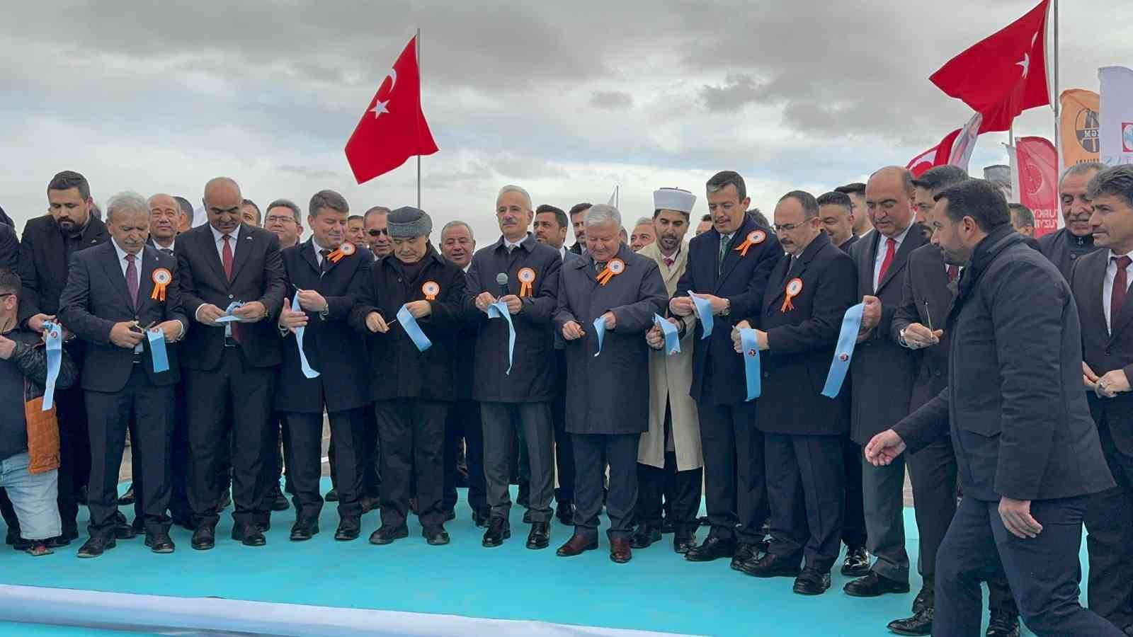Bakan Uraloğlu: "Bölünmüş yol ağını 30 bin kilometrenin üzerine çıkarmanın gururunu yaşıyoruz"
