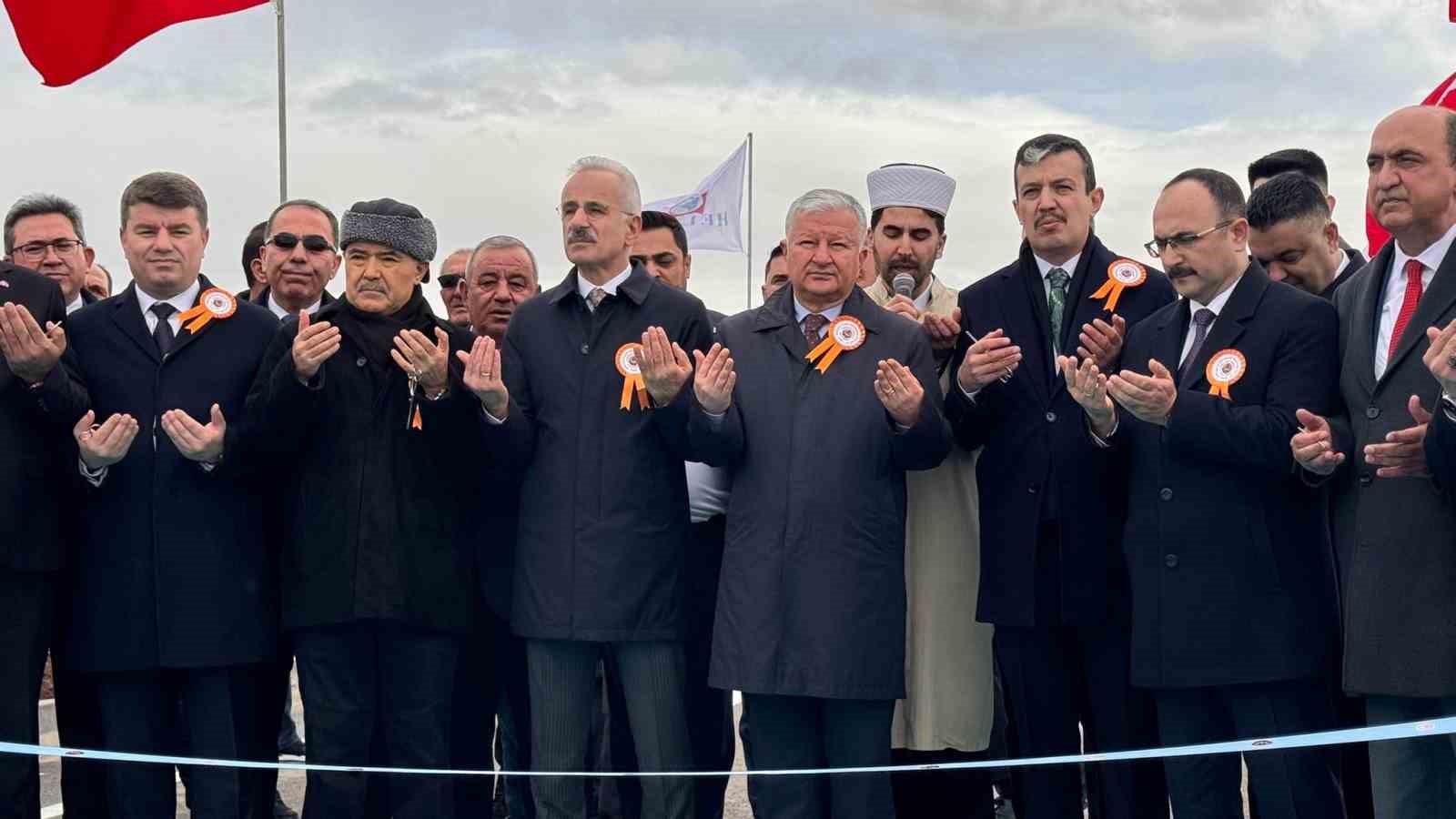 Bakan Uraloğlu: "Bölünmüş yol ağını 30 bin kilometrenin üzerine çıkarmanın gururunu yaşıyoruz"
