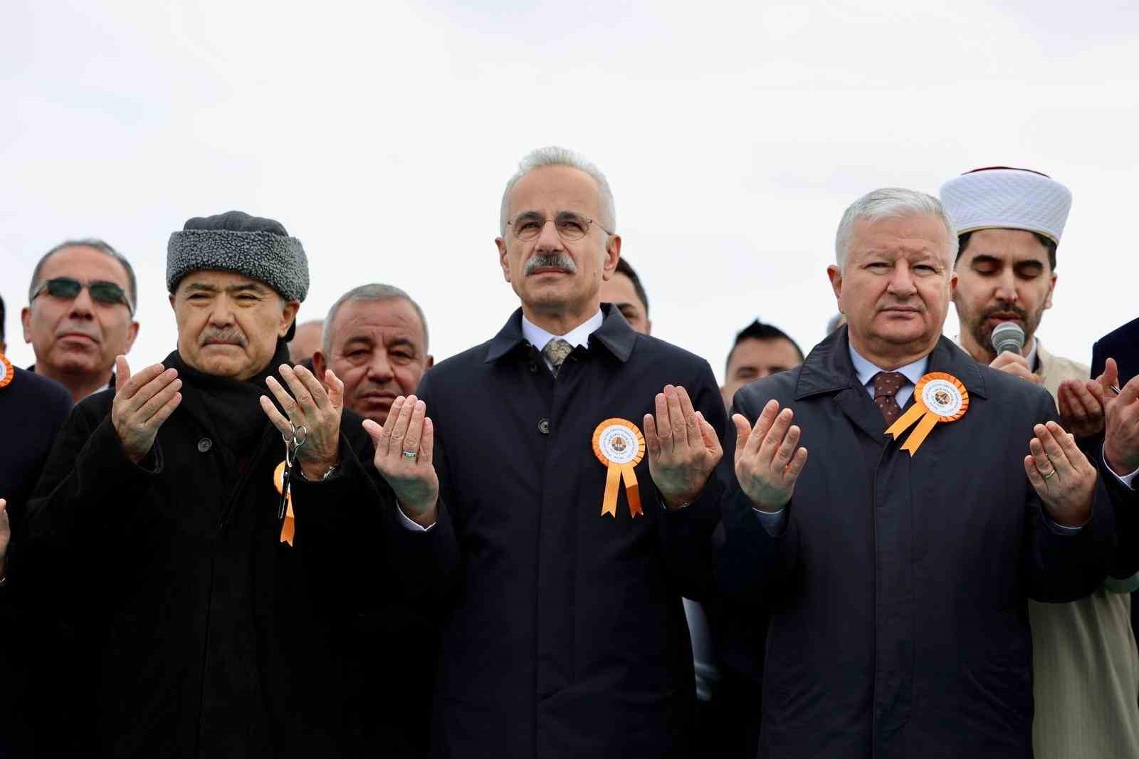 Bakan Uraloğlu: "Bölünmüş yol ağını 30 bin kilometrenin üzerine çıkarmanın gururunu yaşıyoruz"
