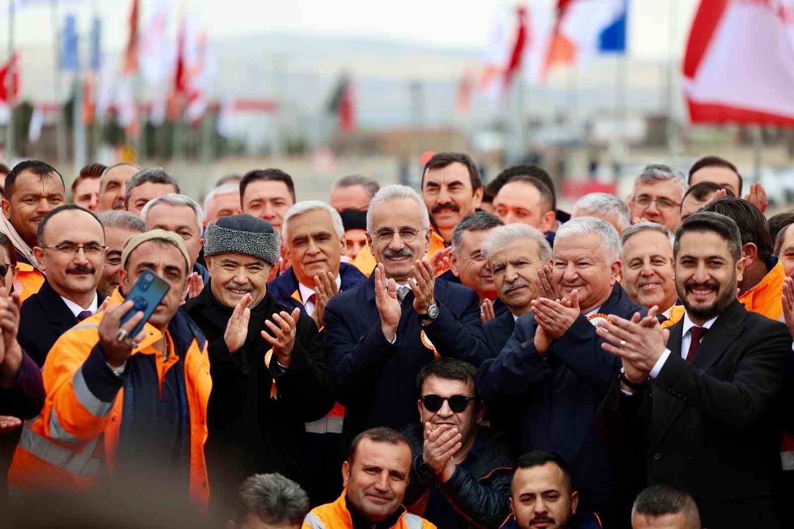Bakan Uraloğlu: "Bölünmüş yol ağını 30 bin kilometrenin üzerine çıkarmanın gururunu yaşıyoruz"
