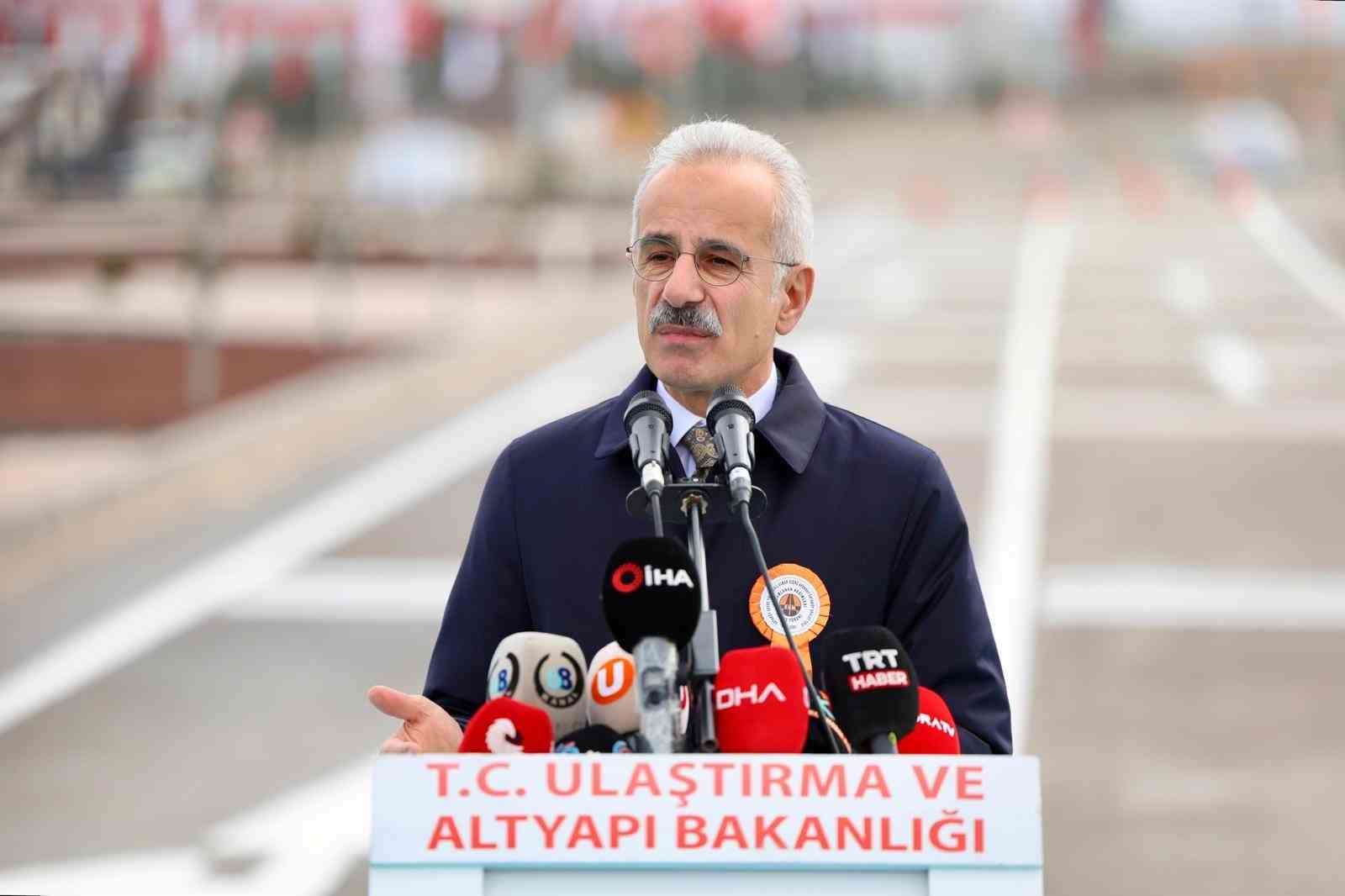Bakan Uraloğlu: "Bölünmüş yol ağını 30 bin kilometrenin üzerine çıkarmanın gururunu yaşıyoruz"
