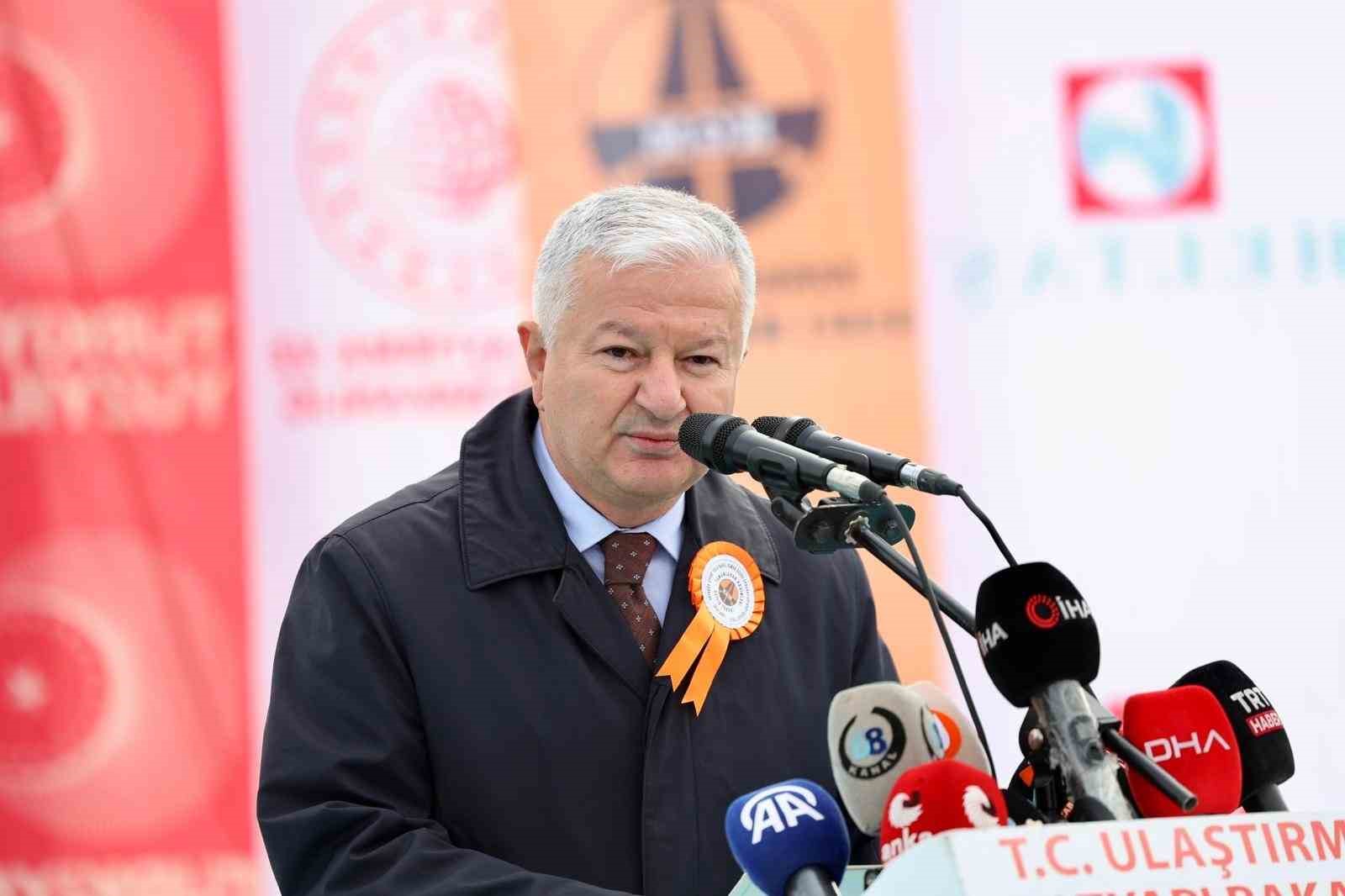 Bakan Uraloğlu: "Bölünmüş yol ağını 30 bin kilometrenin üzerine çıkarmanın gururunu yaşıyoruz"
