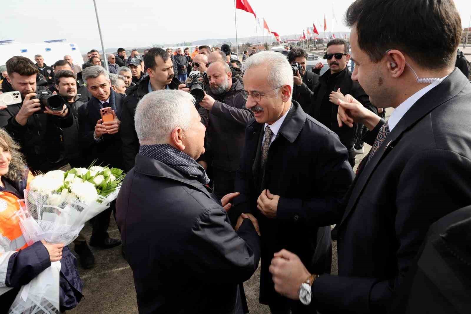 Bakan Uraloğlu: "Bölünmüş yol ağını 30 bin kilometrenin üzerine çıkarmanın gururunu yaşıyoruz"
