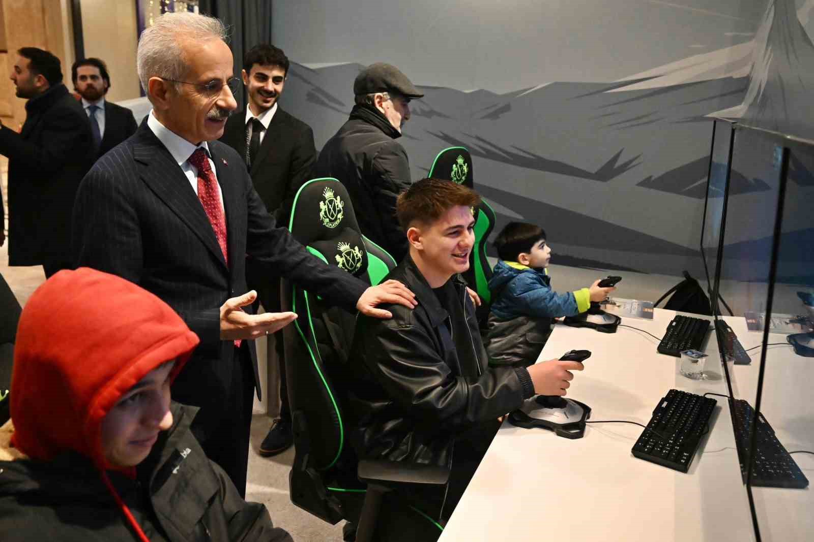 Bakan Uraloğlu: "Çocuklarımız dijital platformlarda olması gerektiği kadar olacaklar"
