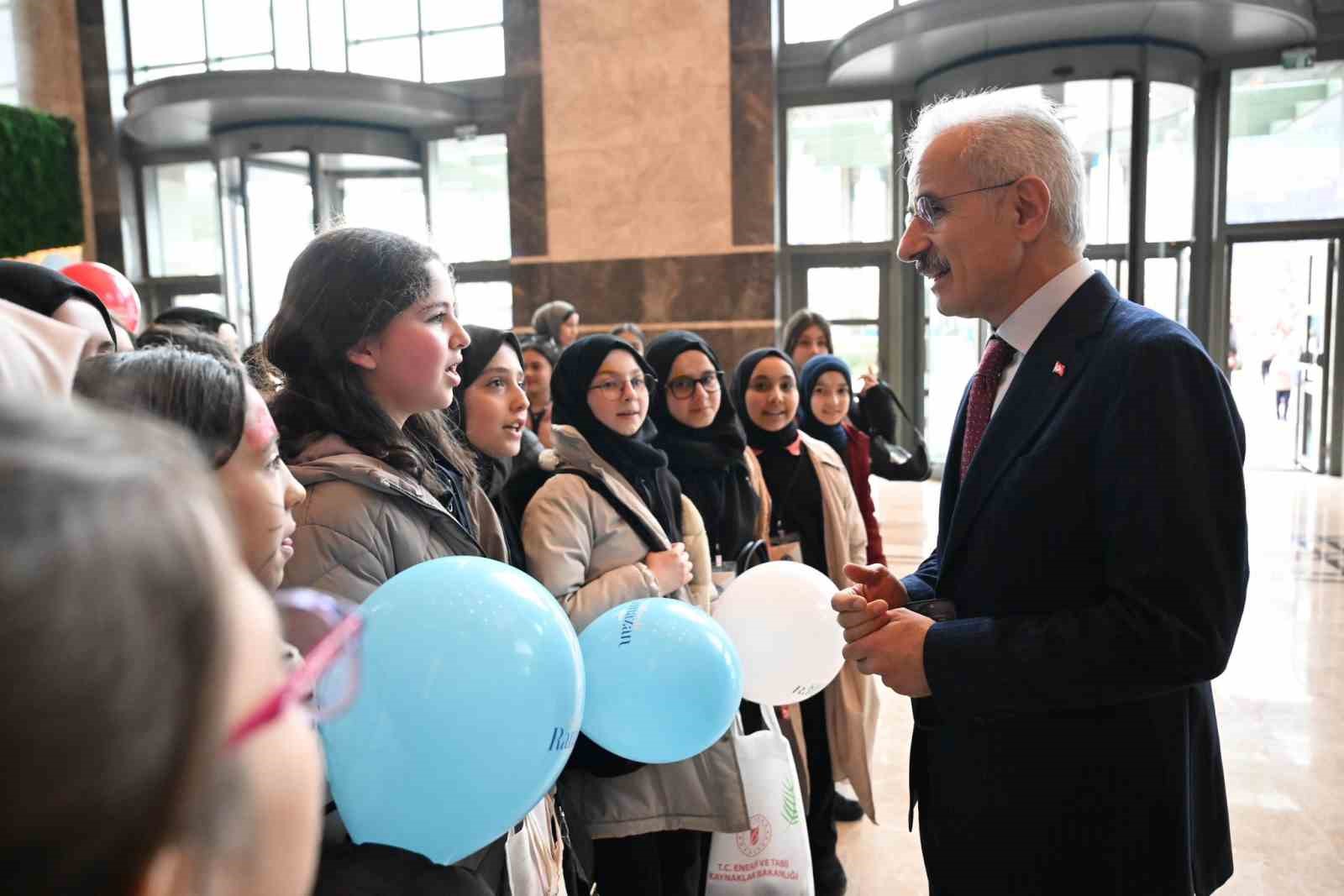 Bakan Uraloğlu: "Çocuklarımız dijital platformlarda olması gerektiği kadar olacaklar"
