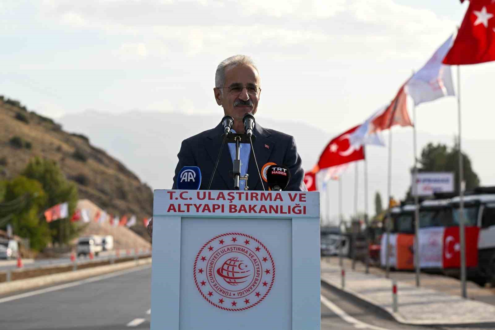 Bakan Uraloğlu: "Dünyanın çevresinin 4’te 3’ü kadar bölünmüş yol yaparak, 30 bin kilometrelik dev eşiği geride bıraktık"
