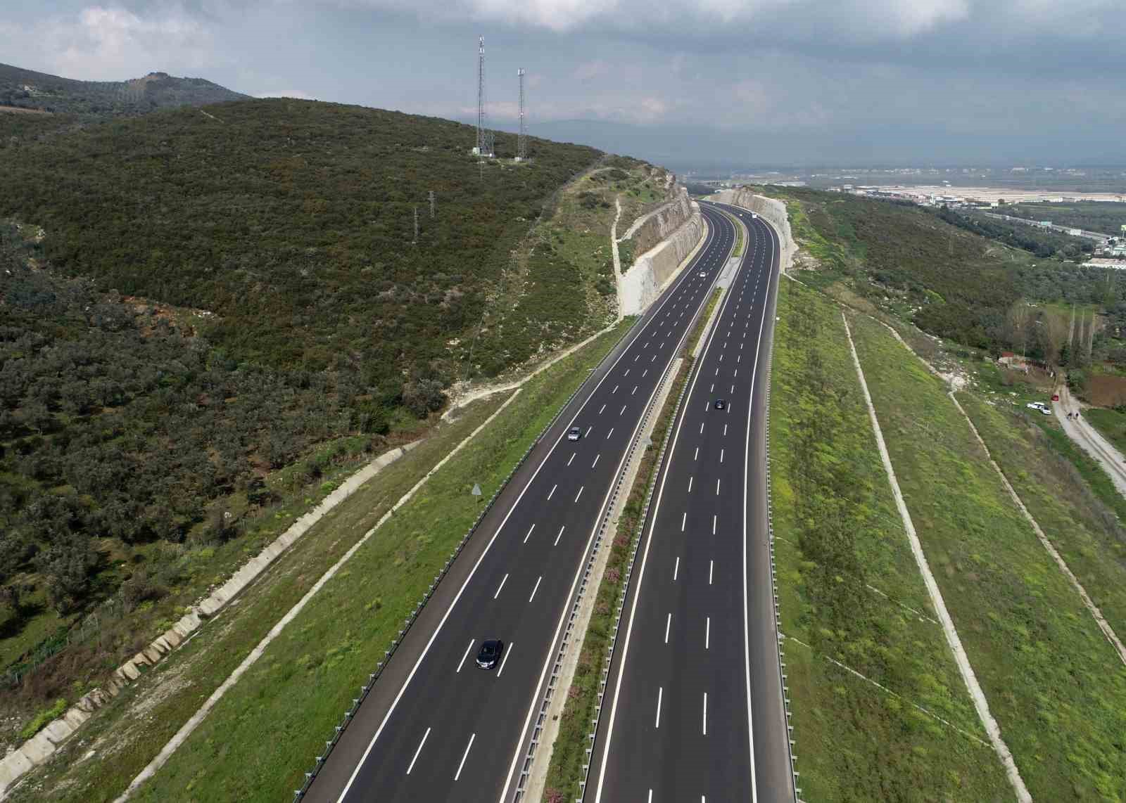 Bakan Uraloğlu: "Dünyanın çevresinin 4’te 3’ü kadar bölünmüş yol yaparak, 30 bin kilometrelik dev eşiği geride bıraktık"
