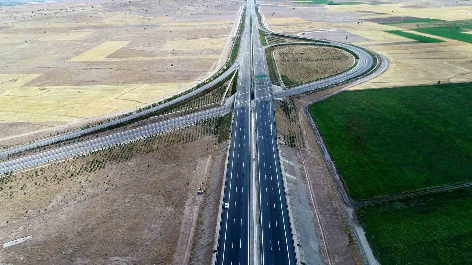 Bakan Uraloğlu: "Dünyanın çevresinin 4’te 3’ü kadar bölünmüş yol yaparak, 30 bin kilometrelik dev eşiği geride bıraktık"
