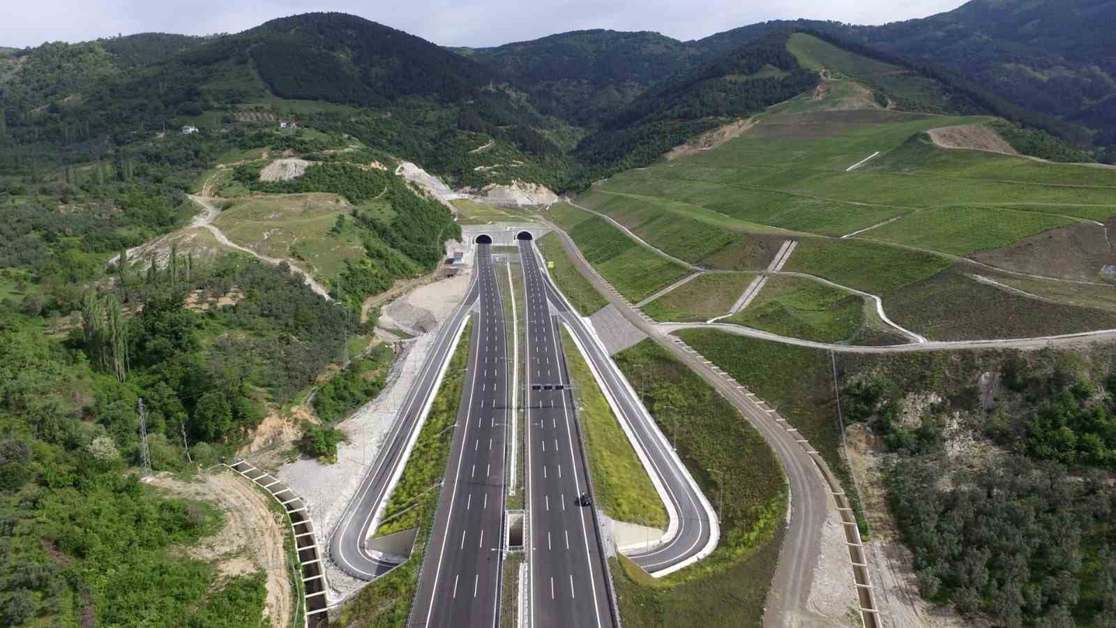 Bakan Uraloğlu: "Dünyanın çevresinin 4’te 3’ü kadar bölünmüş yol yaparak, 30 bin kilometrelik dev eşiği geride bıraktık"
