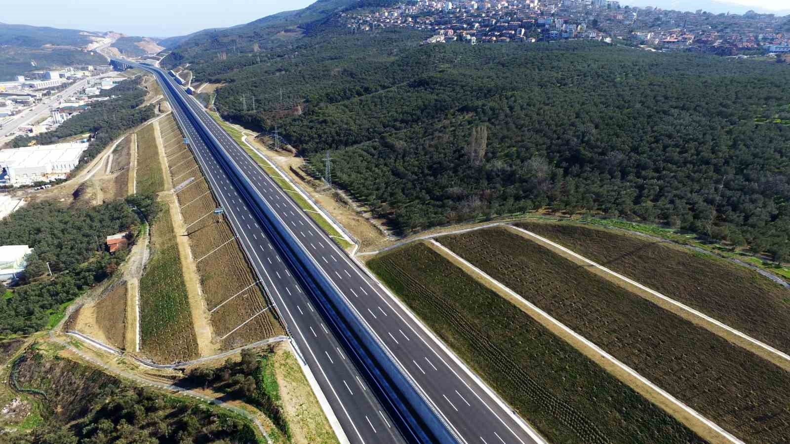 Bakan Uraloğlu: "Dünyanın çevresinin 4’te 3’ü kadar bölünmüş yol yaparak, 30 bin kilometrelik dev eşiği geride bıraktık"
