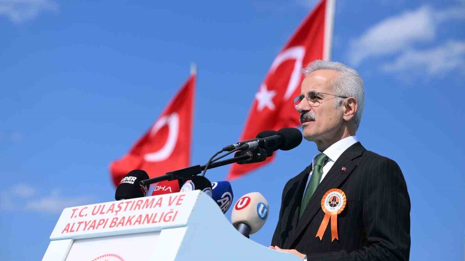 Bakan Uraloğlu: "Eskiden hemzemin kavşakta hizmet veren sinyalizasyon sistemini devre dışı bırakarak trafiğin dur-kalk yapmaksızın akışını sağladık"
