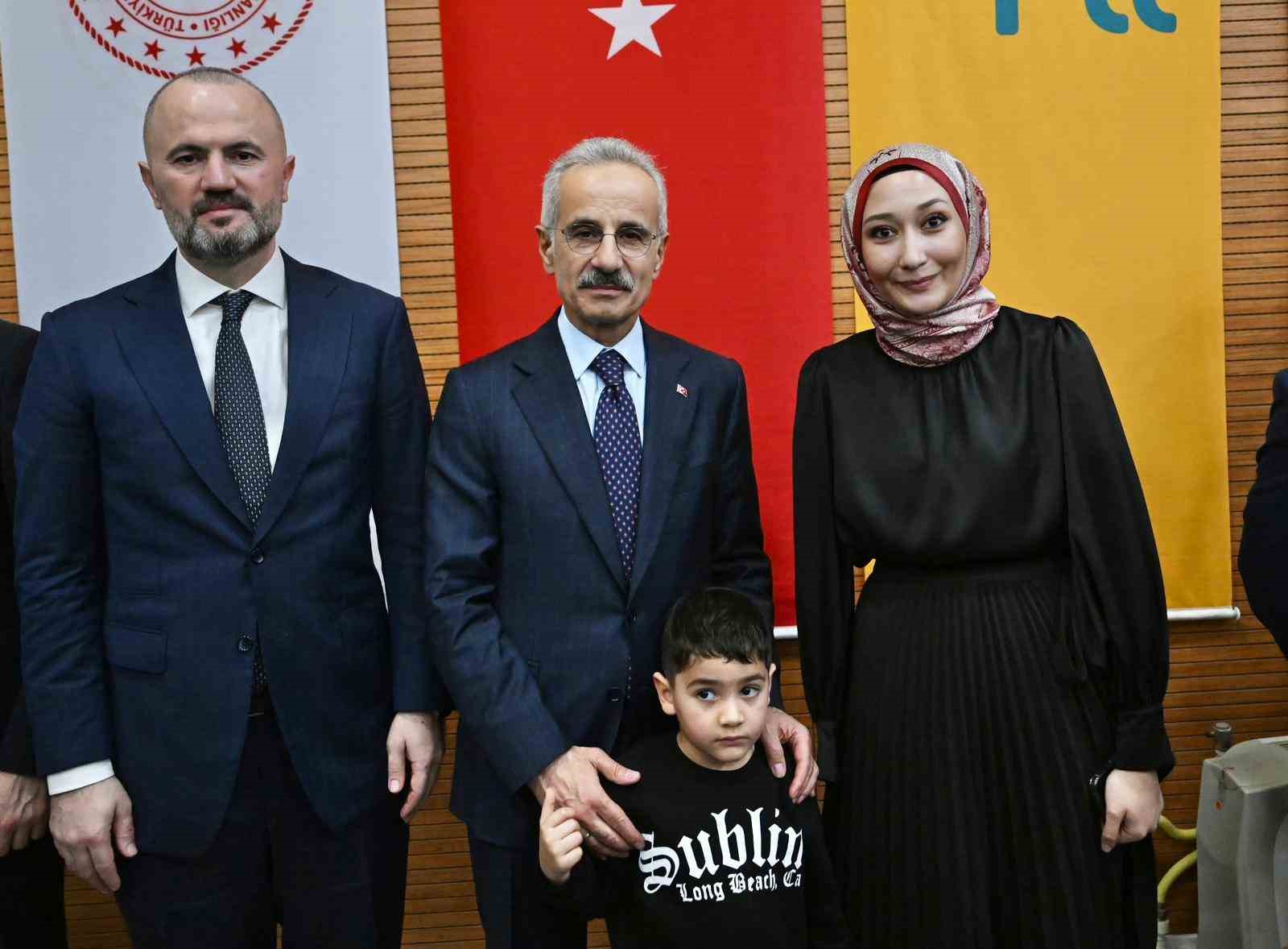 Bakan Uraloğlu: "Günlük kargo kabulü 1 milyon adedi aşarak tarihi bir seviyeye ulaştı"
