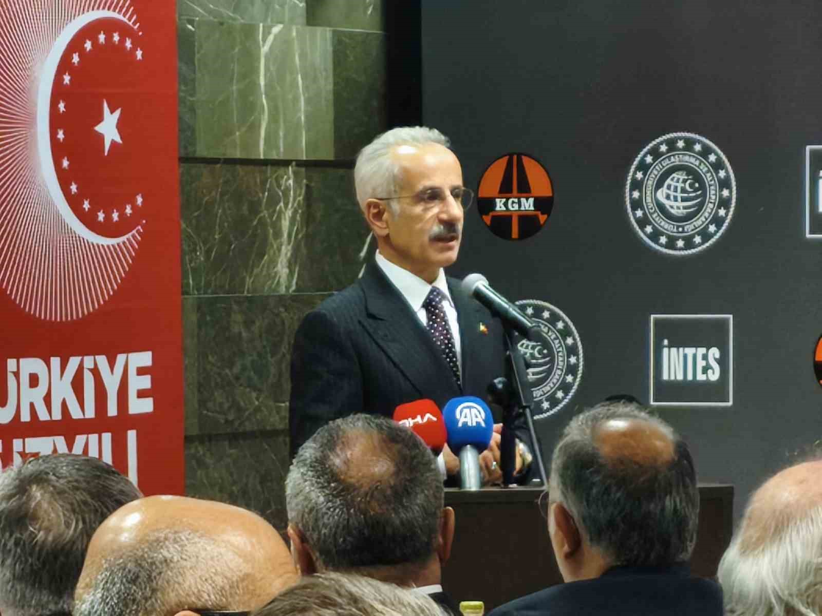 Bakan Uraloğlu: "Hedefimiz 14 bin kilometre olan demiryolu ağımızı 2028 yılında 17 bin 300 kilometrelere çıkarmak"
Bakan Uraloğlu: "Hedefimiz 14 bin kilometre olan demiryolu ağımızı 2028 yılında 17 bin 300 kilometrelere çıkarmak"