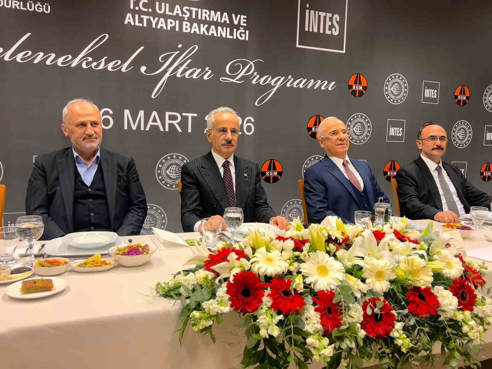 Bakan Uraloğlu: "Hedefimiz 14 bin kilometre olan demiryolu ağımızı 2028 yılında 17 bin 300 kilometrelere çıkarmak"
Bakan Uraloğlu: "Hedefimiz 14 bin kilometre olan demiryolu ağımızı 2028 yılında 17 bin 300 kilometrelere çıkarmak"