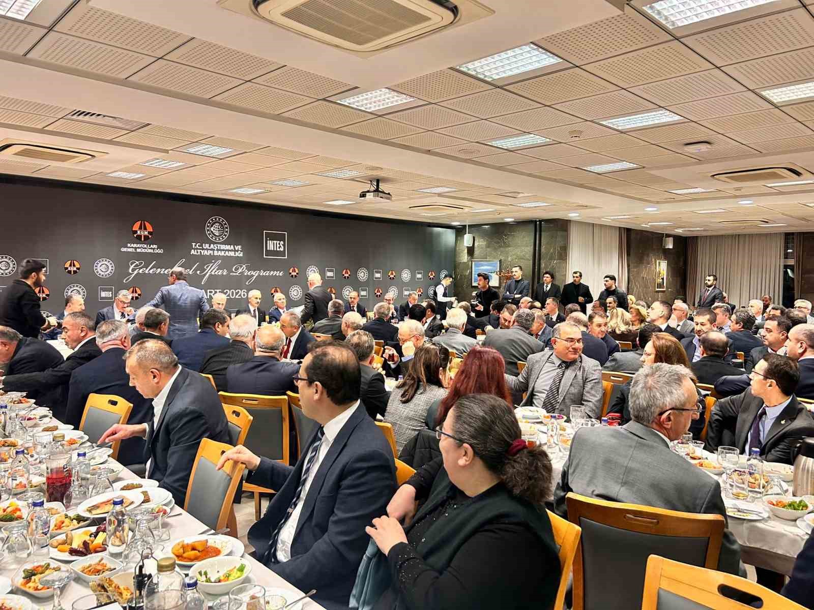 Bakan Uraloğlu: "Hedefimiz 14 bin kilometre olan demiryolu ağımızı 2028 yılında 17 bin 300 kilometrelere çıkarmak"
Bakan Uraloğlu: "Hedefimiz 14 bin kilometre olan demiryolu ağımızı 2028 yılında 17 bin 300 kilometrelere çıkarmak"