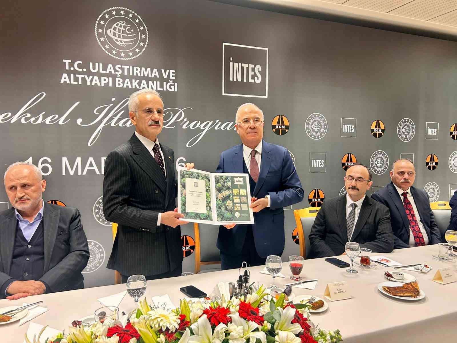 Bakan Uraloğlu: "Hedefimiz 14 bin kilometre olan demiryolu ağımızı 2028 yılında 17 bin 300 kilometrelere çıkarmak"
Bakan Uraloğlu: "Hedefimiz 14 bin kilometre olan demiryolu ağımızı 2028 yılında 17 bin 300 kilometrelere çıkarmak"