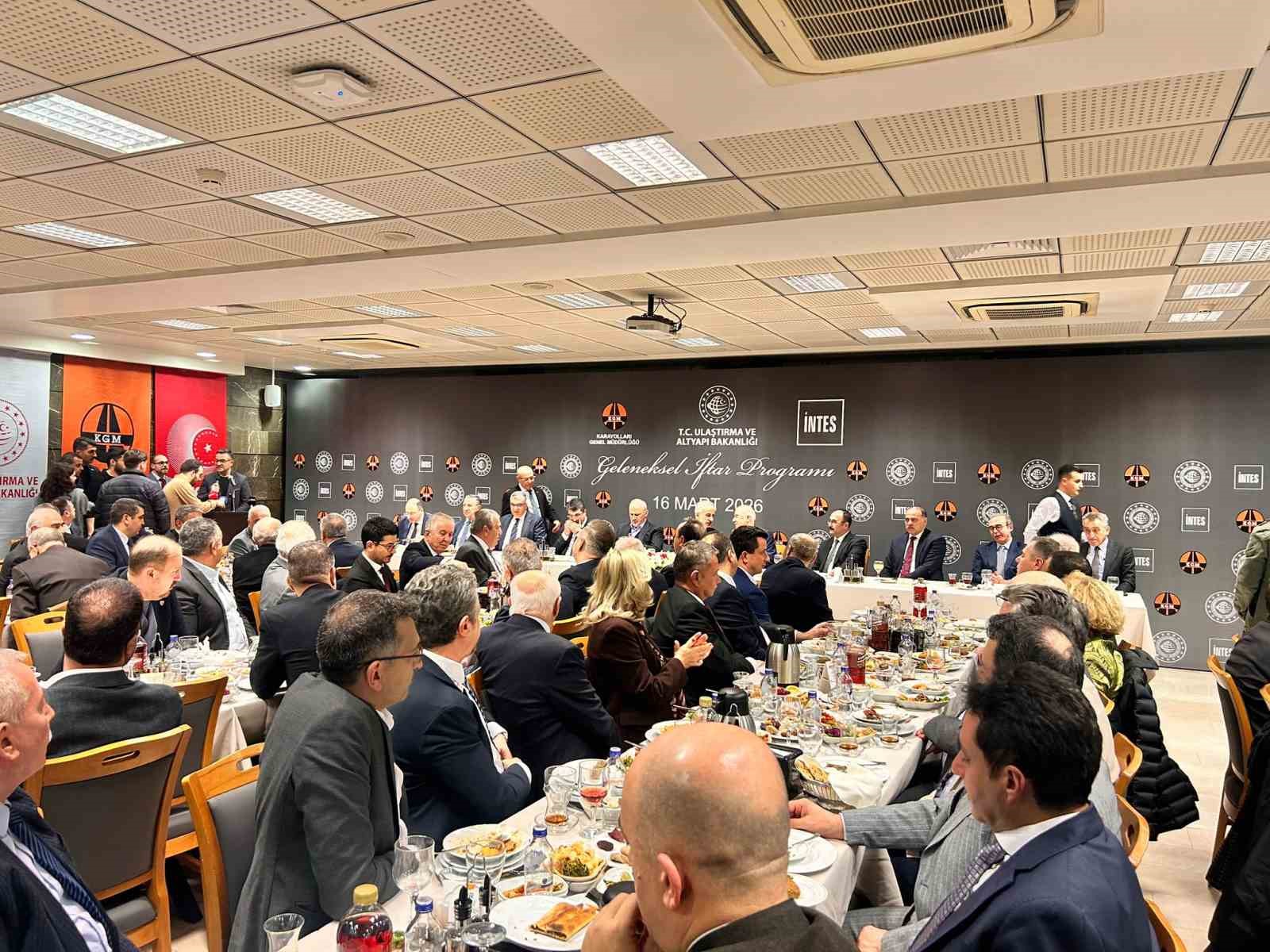 Bakan Uraloğlu: "Hedefimiz 14 bin kilometre olan demiryolu ağımızı 2028 yılında 17 bin 300 kilometrelere çıkarmak"
Bakan Uraloğlu: "Hedefimiz 14 bin kilometre olan demiryolu ağımızı 2028 yılında 17 bin 300 kilometrelere çıkarmak"