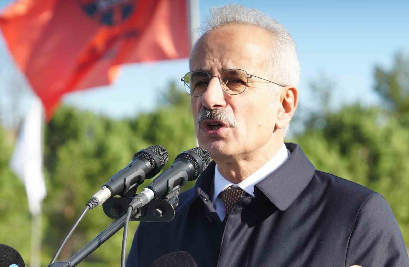 Bakan Uraloğlu: "Hızlı tren projesi tamamlandığında Ankara-Samsun arası 2,5 saate düşecek"
Bakan Uraloğlu: "Hızlı tren projesi tamamlandığında Ankara-Samsun arası 2,5 saate düşecek"