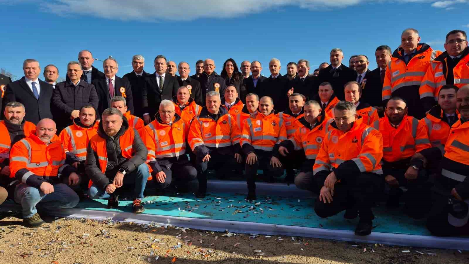 Bakan Uraloğlu: "Hızlı tren projesi tamamlandığında Ankara-Samsun arası 2,5 saate düşecek"
Bakan Uraloğlu: "Hızlı tren projesi tamamlandığında Ankara-Samsun arası 2,5 saate düşecek"