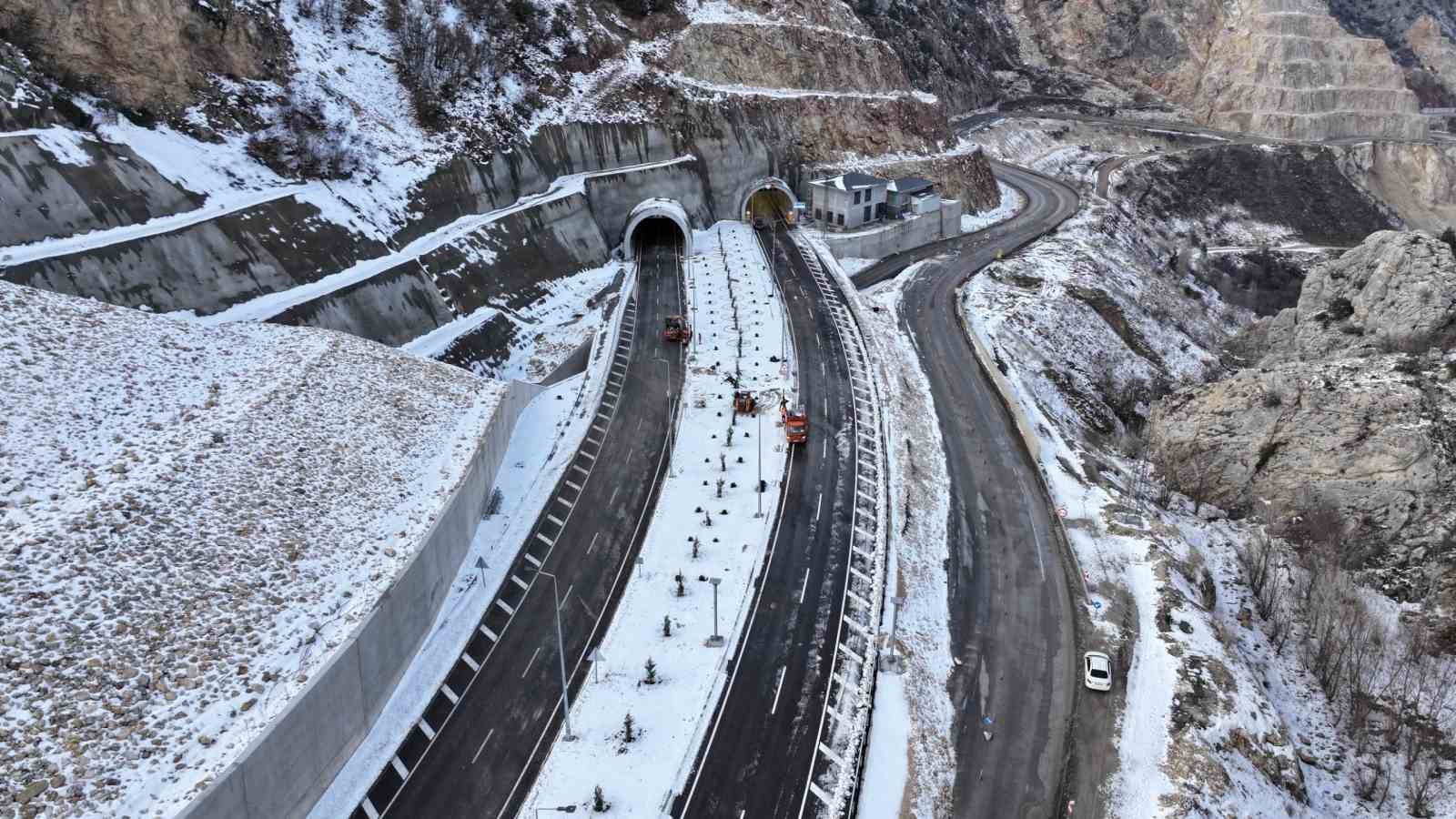 Bakan Uraloğlu: "Kırkdilim Geçişi’nde inşa ettiğimiz 3 çift tüp tünelde sona yaklaştık"
