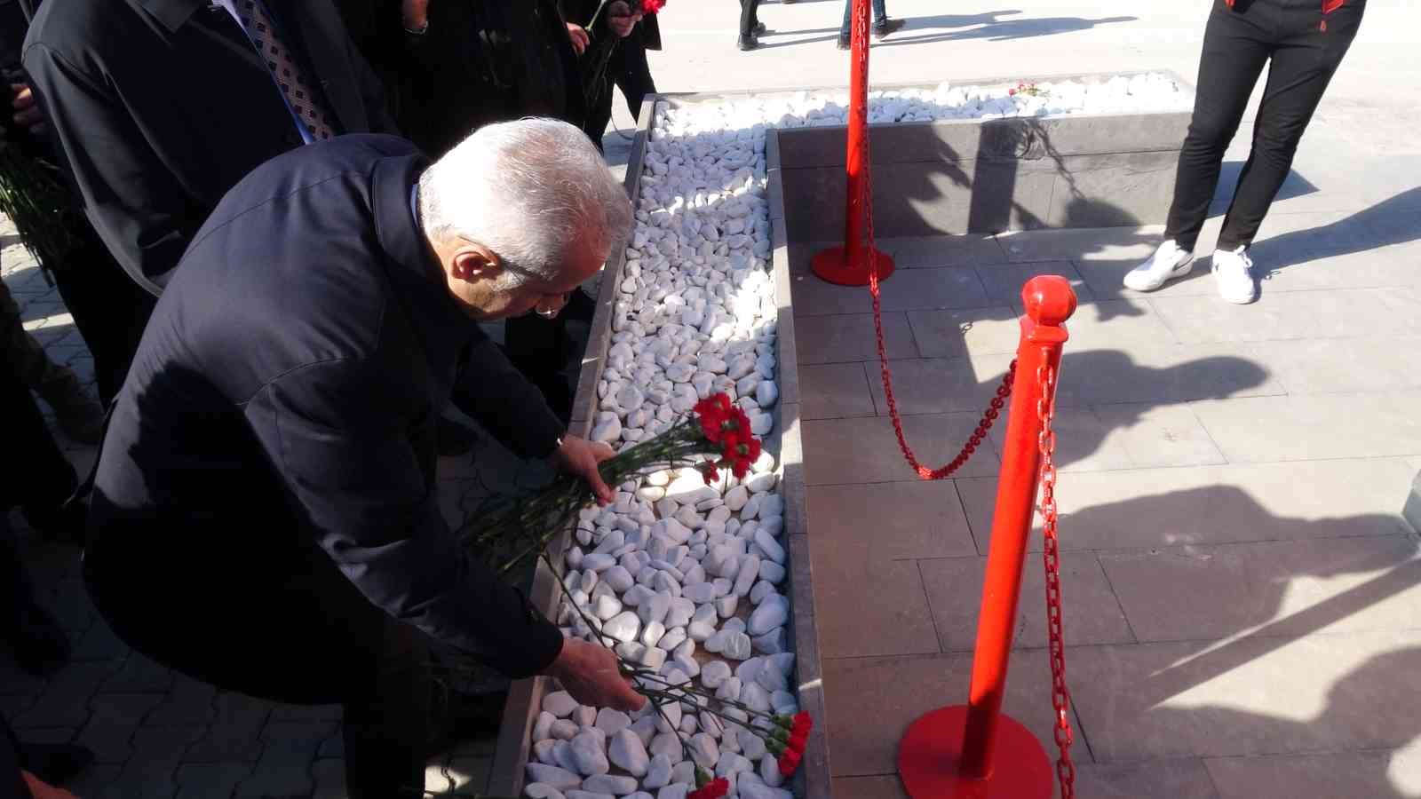 Bakan Uraloğlu Malatya’da deprem şehitliğini ziyaret etti
