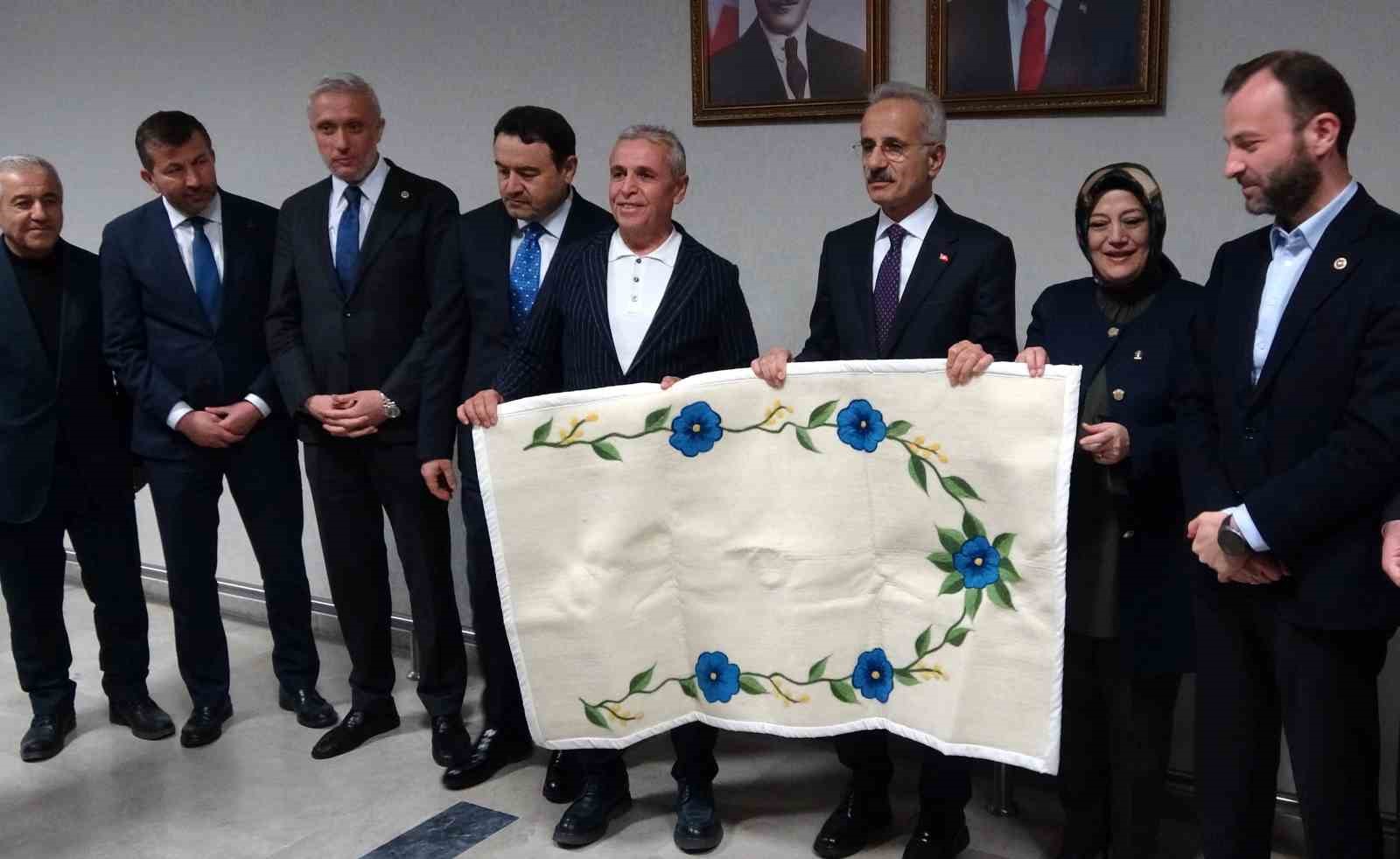 Bakan Uraloğlu: "Simav-Abide yolu için ihale süreci tamamlandı ve sözleşme aşamasına geçildi"
