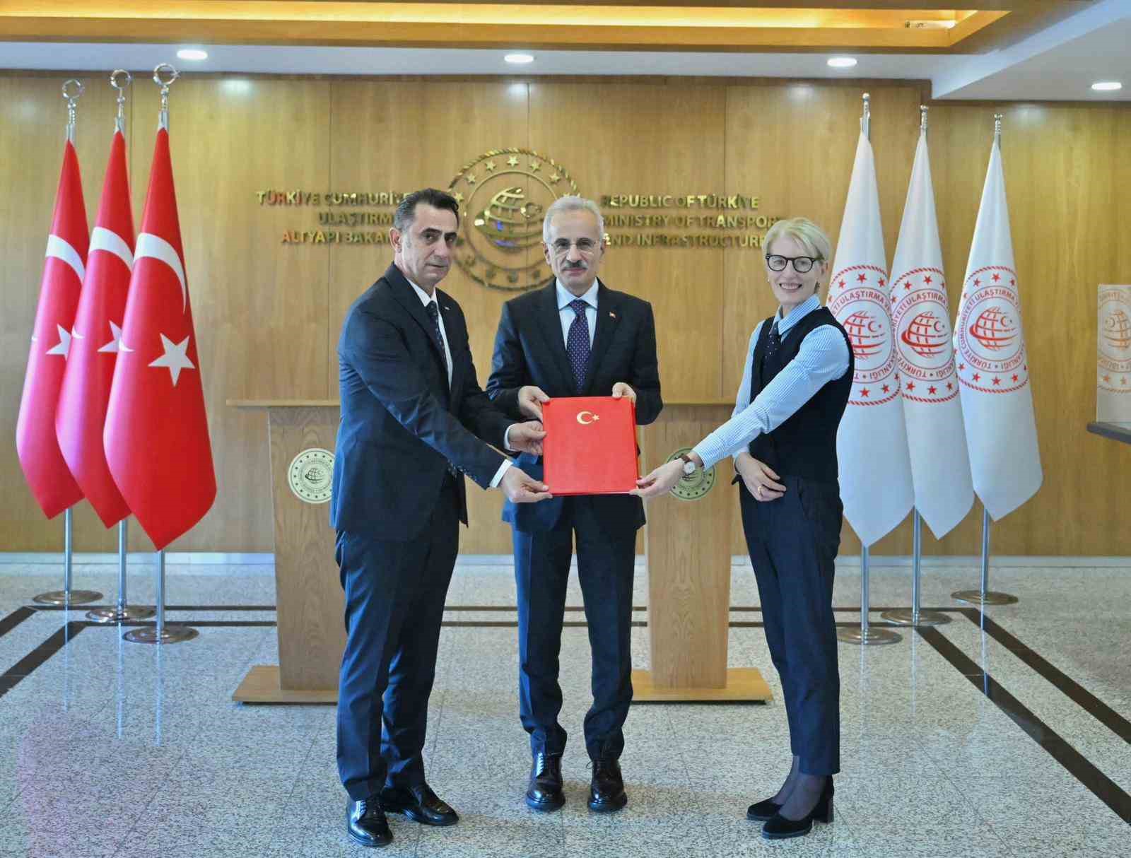 Bakan Uraloğlu: "Türkiye tarafında prototip üretim merkezi olarak TÜRASAŞ projede merkez rol üstlenecek"
