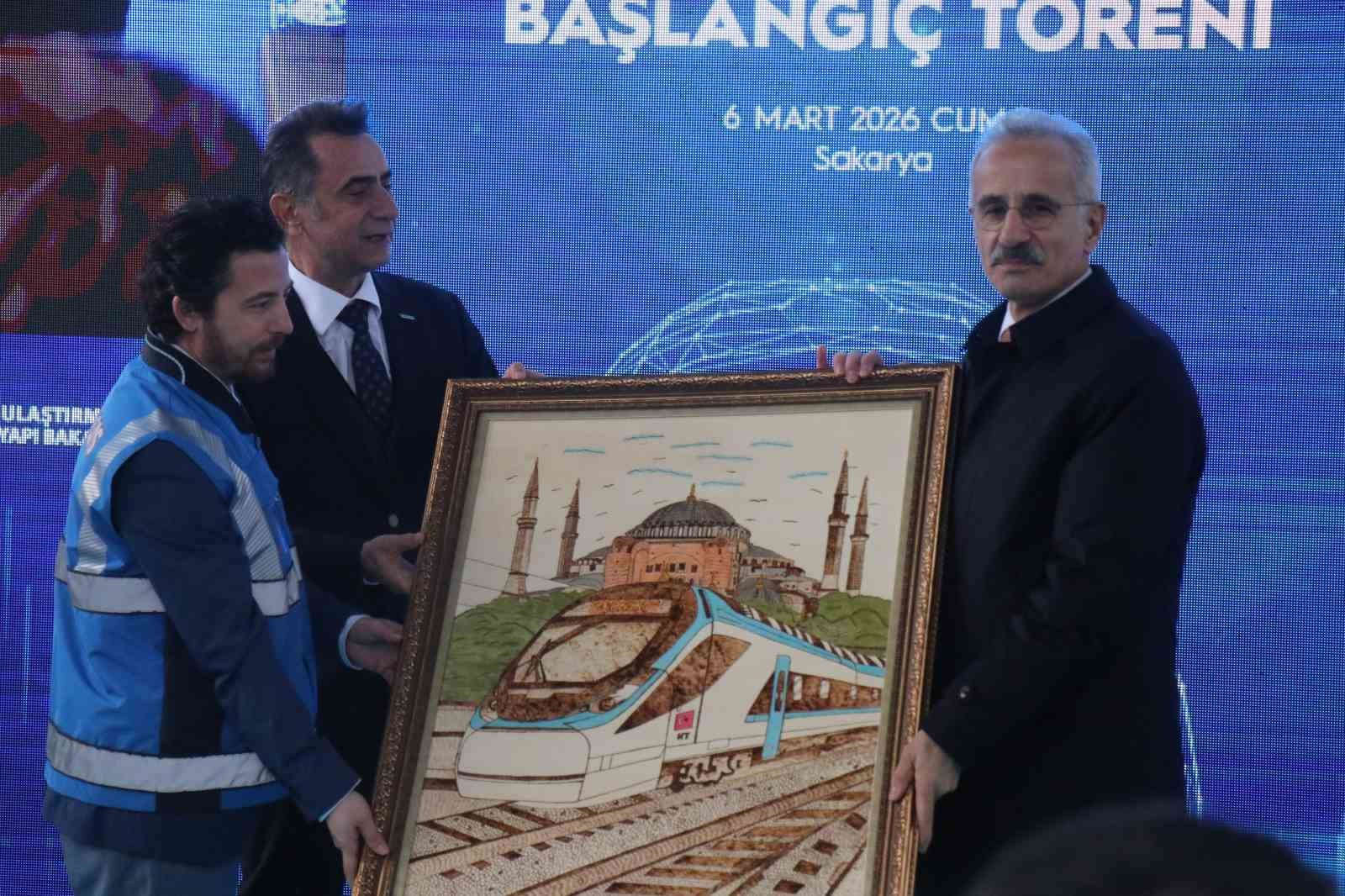 Bakan Uraloğlu: "Türkiye’nin 225 kilometre hıza sahip milli elektrikli hızlı trenimizin yol testlerini bugün resmen başlatıyoruz"
