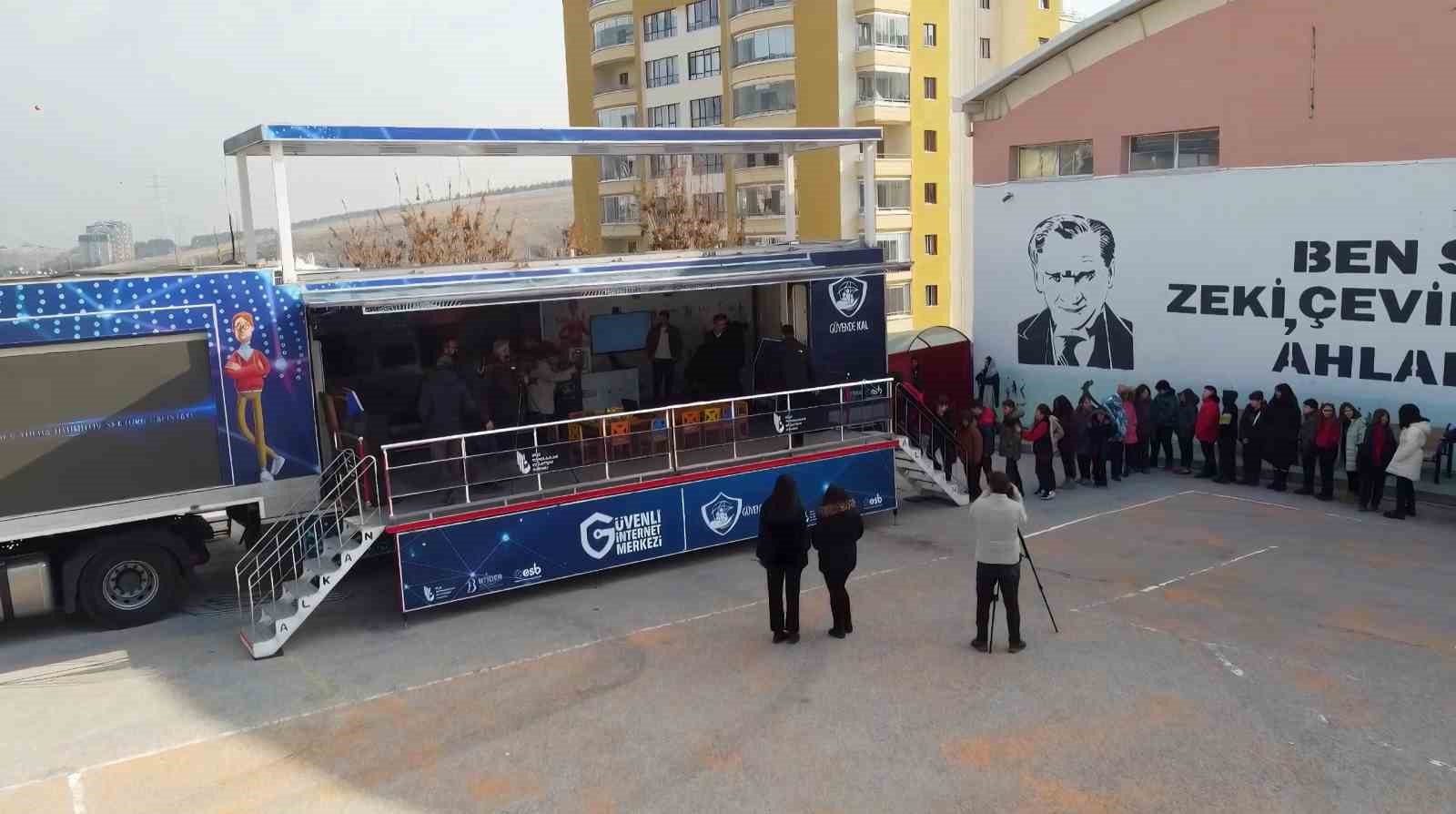 Bakan Uraloğu: "Güvenli internet hizmeti abone sayısı 55 milyon kişiyi aştı"
Bakan Uraloğu: "Güvenli internet hizmeti abone sayısı 55 milyon kişiyi aştı"