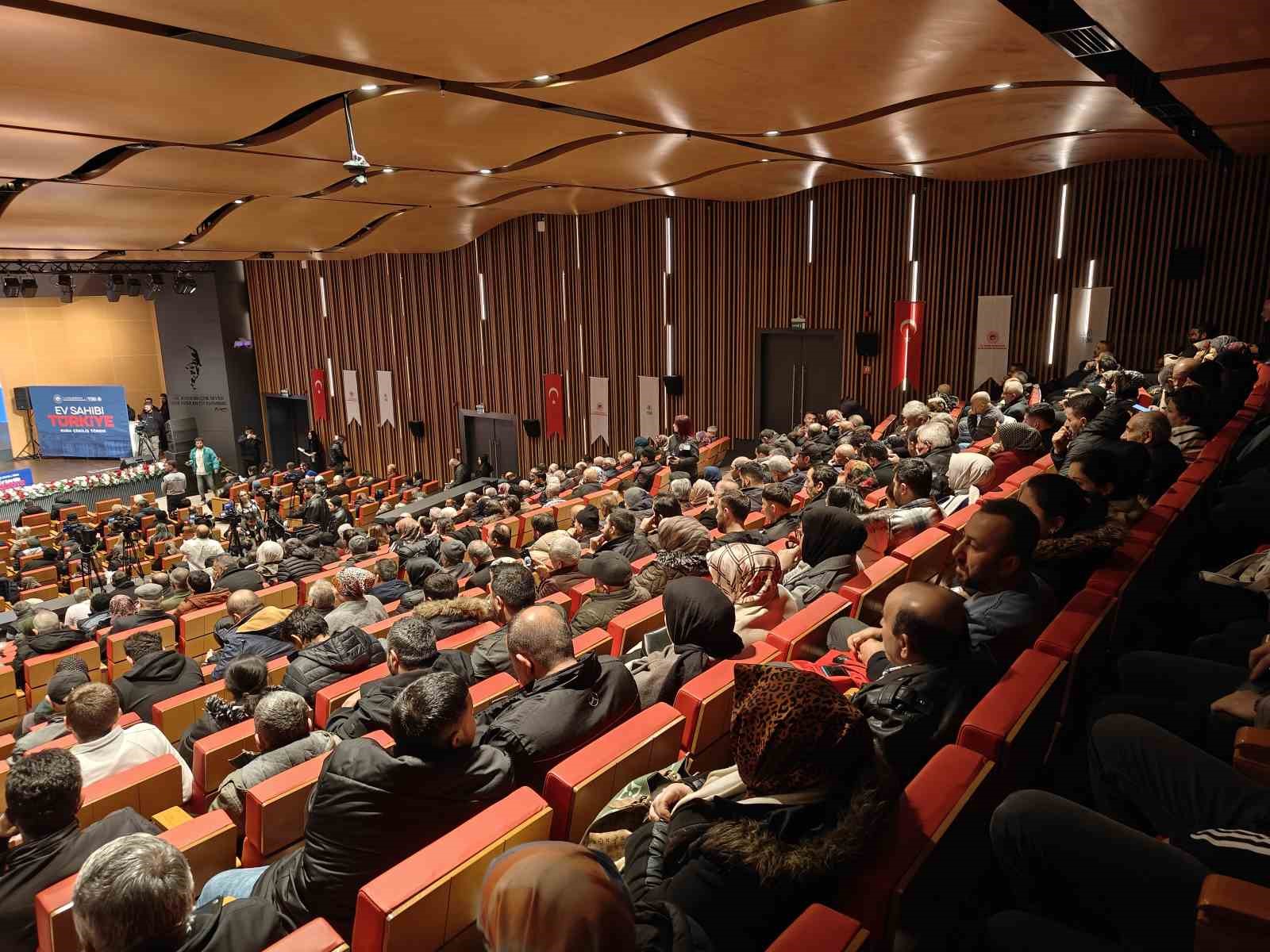 Bakan Yardımcısı Demiralp: "Ev Sahibi Türkiye sloganıyla Kayseri’de 7 bin 562 konutumuzun kura çekimini gerçekleştiriyoruz"
