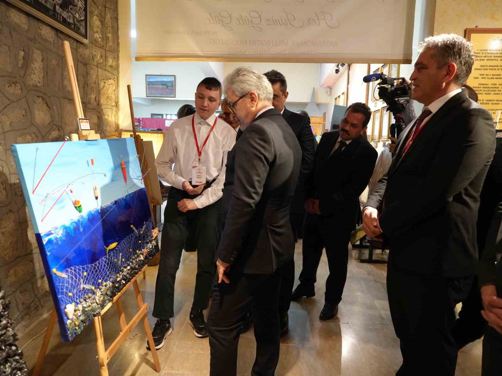 Bakan Yardımcısı Yelkenci, Harezmi Eğitim Modeliyle hazırlanan sergiyi gezdi
Bakan Yardımcısı Yelkenci, Harezmi Eğitim Modeliyle hazırlanan sergiyi gezdi