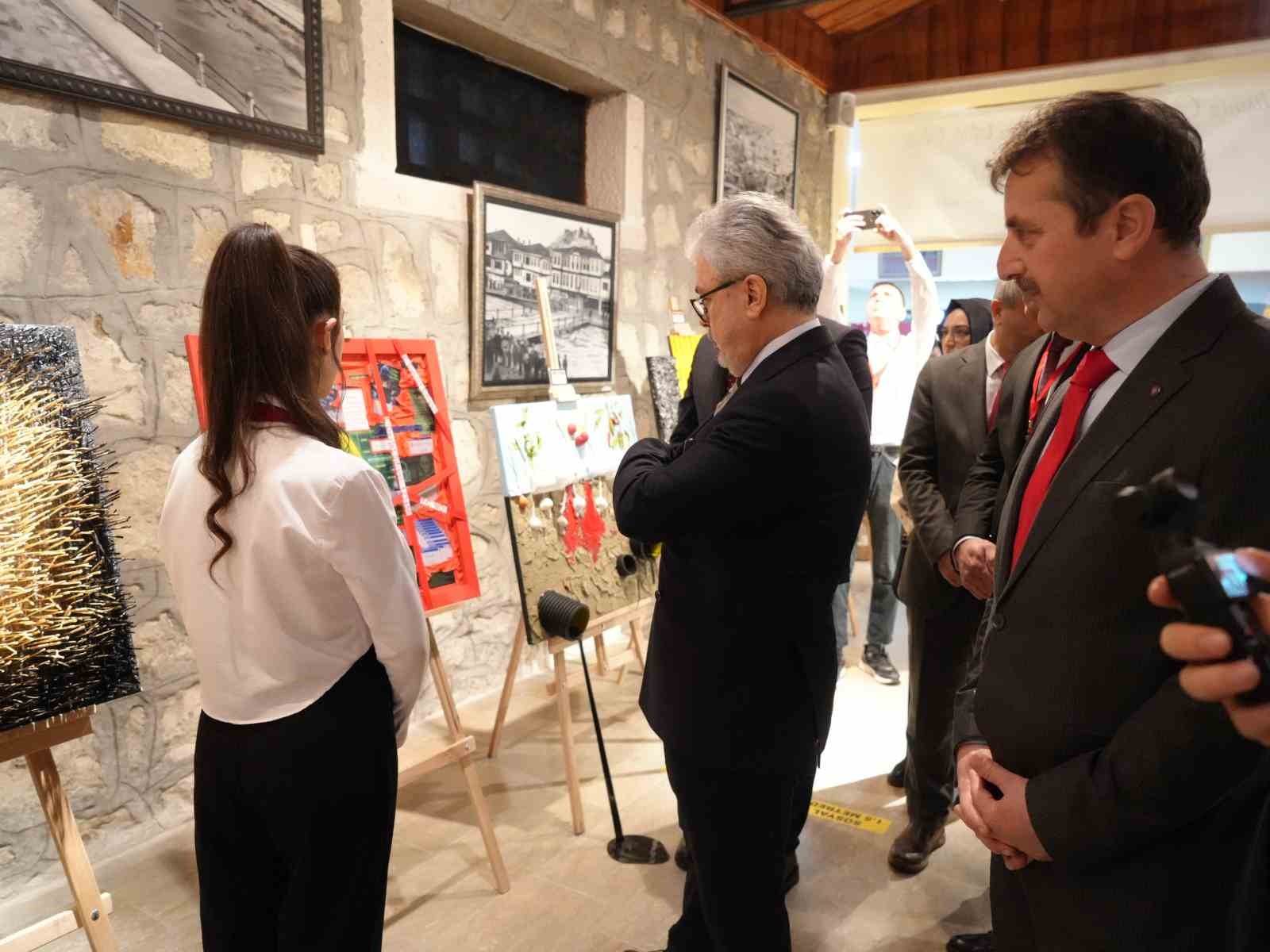 Bakan Yardımcısı Yelkenci, Harezmi Eğitim Modeliyle hazırlanan sergiyi gezdi
Bakan Yardımcısı Yelkenci, Harezmi Eğitim Modeliyle hazırlanan sergiyi gezdi