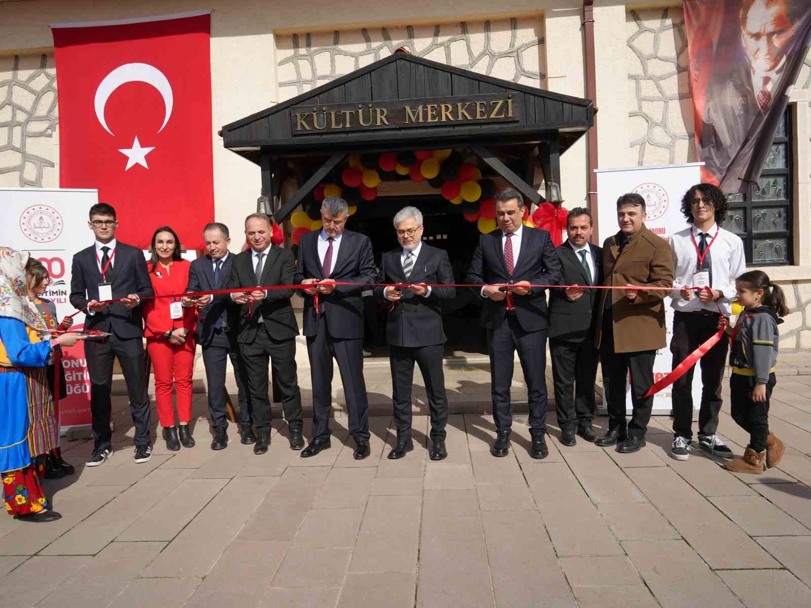 Bakan Yardımcısı Yelkenci, Harezmi Eğitim Modeliyle hazırlanan sergiyi gezdi
Bakan Yardımcısı Yelkenci, Harezmi Eğitim Modeliyle hazırlanan sergiyi gezdi