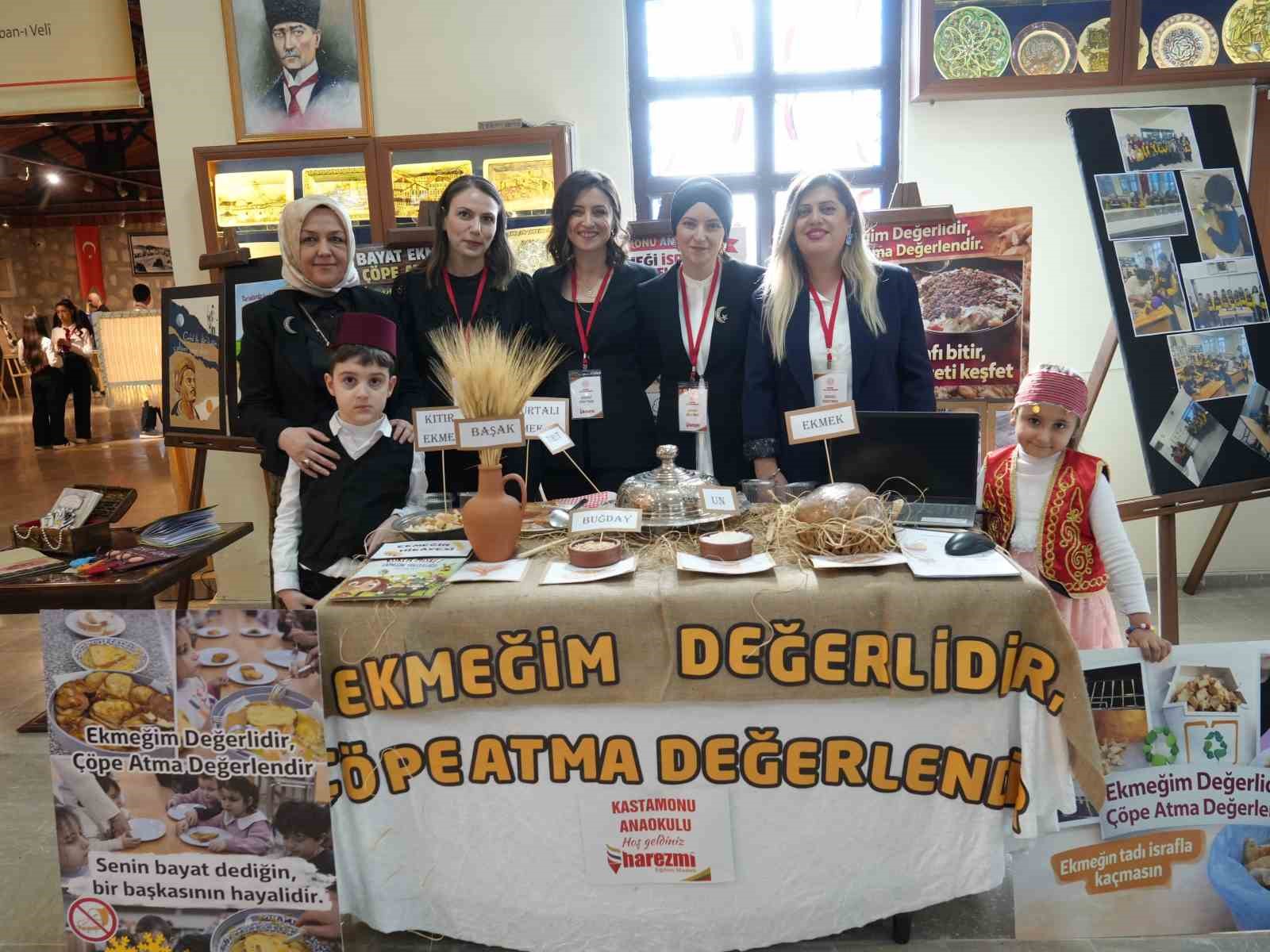 Bakan Yardımcısı Yelkenci, Harezmi Eğitim Modeliyle hazırlanan sergiyi gezdi
Bakan Yardımcısı Yelkenci, Harezmi Eğitim Modeliyle hazırlanan sergiyi gezdi