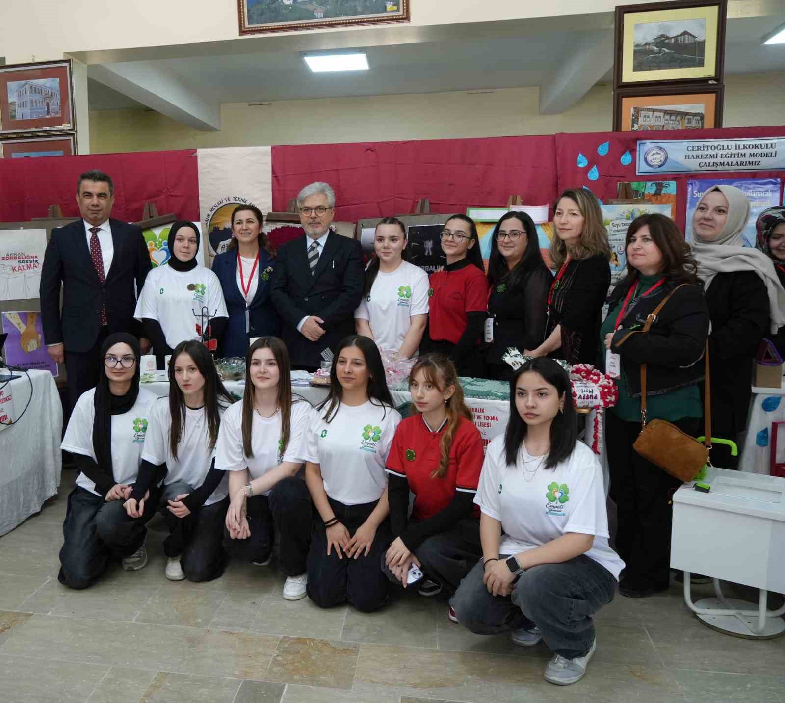 Bakan Yardımcısı Yelkenci, Harezmi Eğitim Modeliyle hazırlanan sergiyi gezdi
Bakan Yardımcısı Yelkenci, Harezmi Eğitim Modeliyle hazırlanan sergiyi gezdi