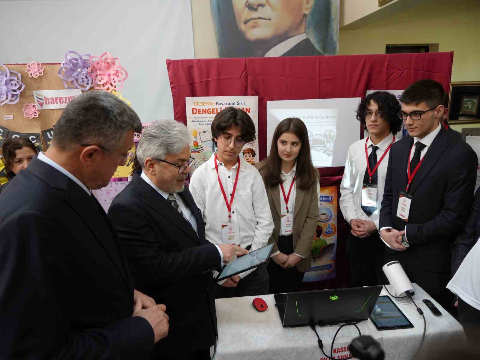 Bakan Yardımcısı Yelkenci, Harezmi Eğitim Modeliyle hazırlanan sergiyi gezdi
Bakan Yardımcısı Yelkenci, Harezmi Eğitim Modeliyle hazırlanan sergiyi gezdi