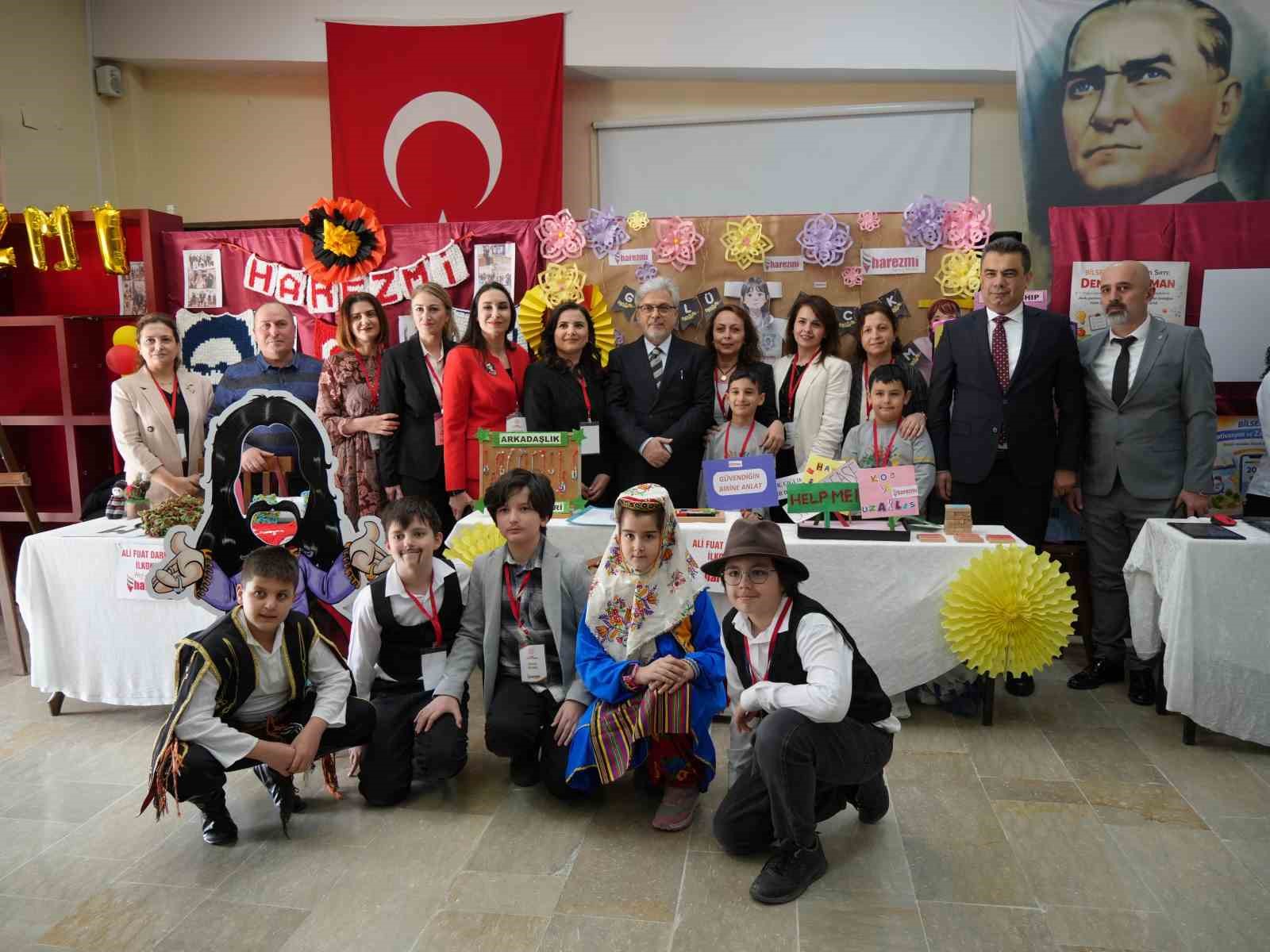 Bakan Yardımcısı Yelkenci, Harezmi Eğitim Modeliyle hazırlanan sergiyi gezdi
Bakan Yardımcısı Yelkenci, Harezmi Eğitim Modeliyle hazırlanan sergiyi gezdi