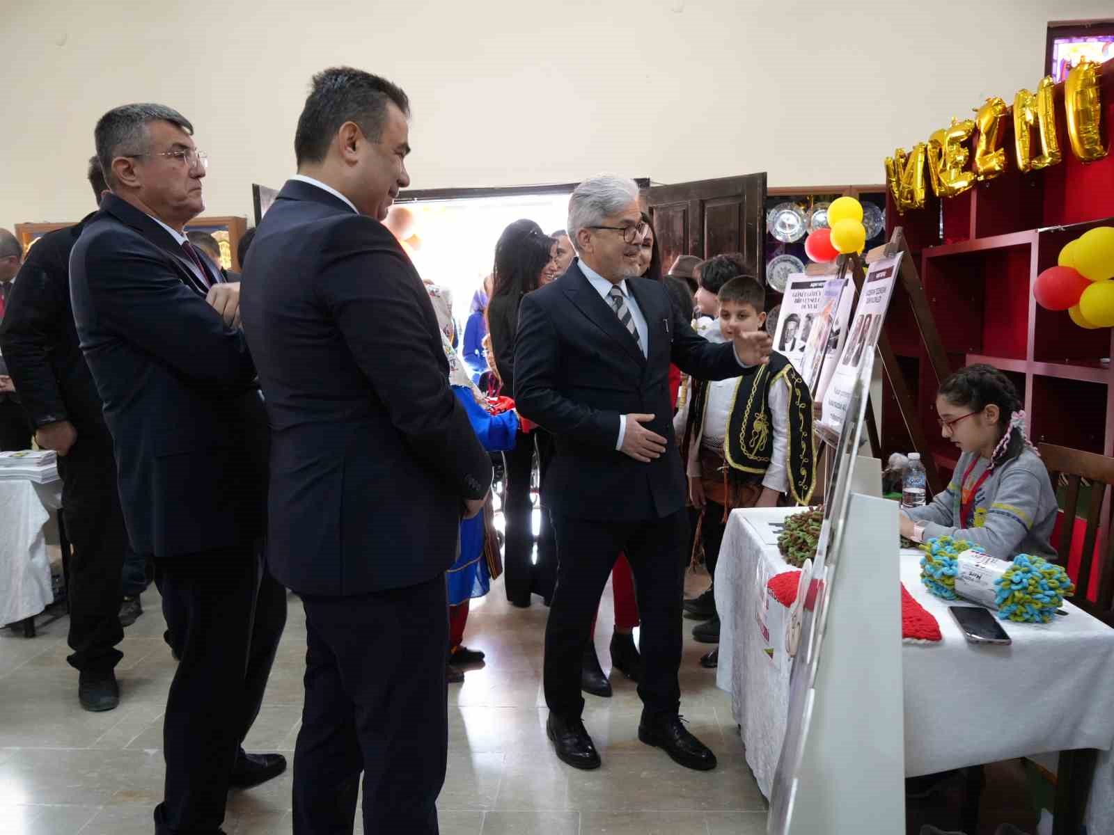 Bakan Yardımcısı Yelkenci, Harezmi Eğitim Modeliyle hazırlanan sergiyi gezdi
Bakan Yardımcısı Yelkenci, Harezmi Eğitim Modeliyle hazırlanan sergiyi gezdi